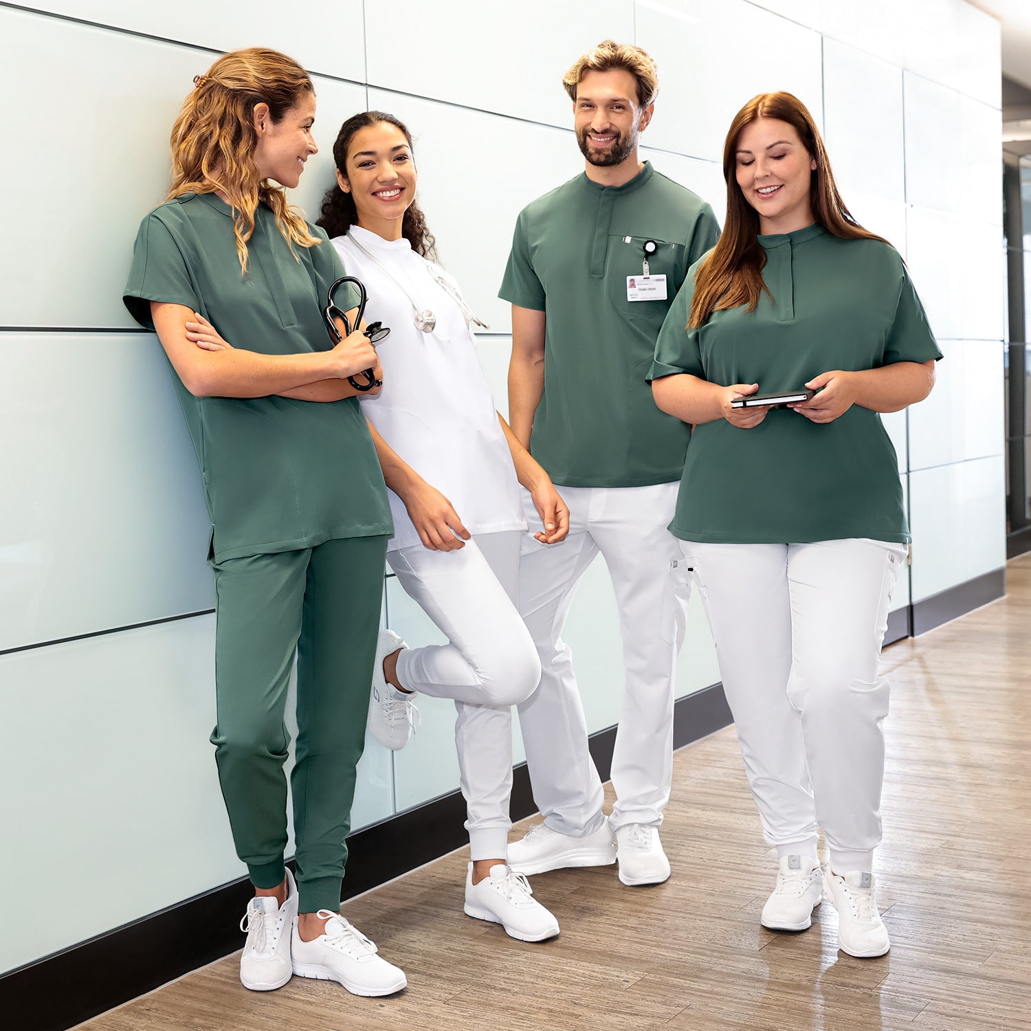 Team-Bild aus einer Arztpraxis - Teamausstattung von KAERE in Grün und Weiß