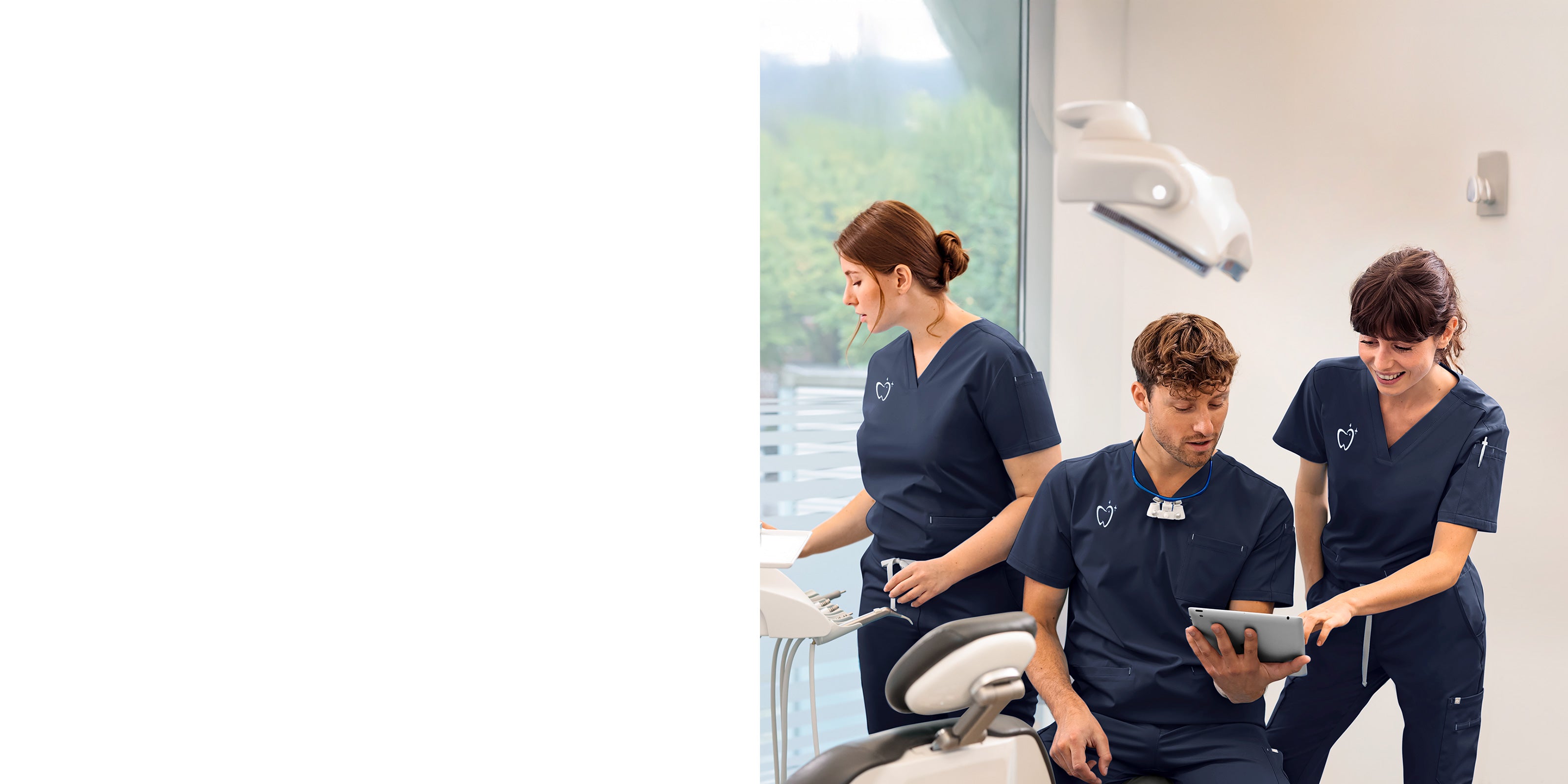 Team-Bild aus einer Zahnarztpraxis, blaue Kasacks mit Logo-Stickungen