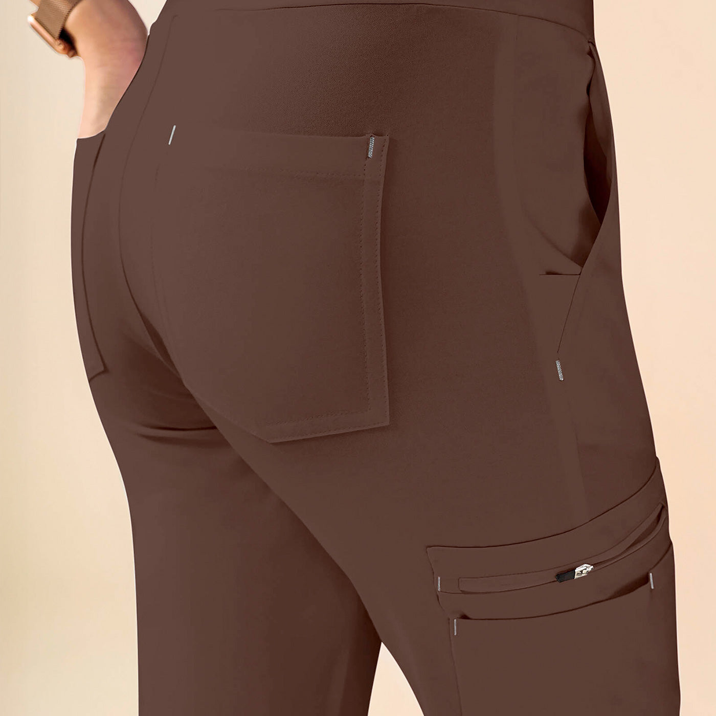 Rückansicht einer KAERE Jogpants Hose in der Farbe coffee.