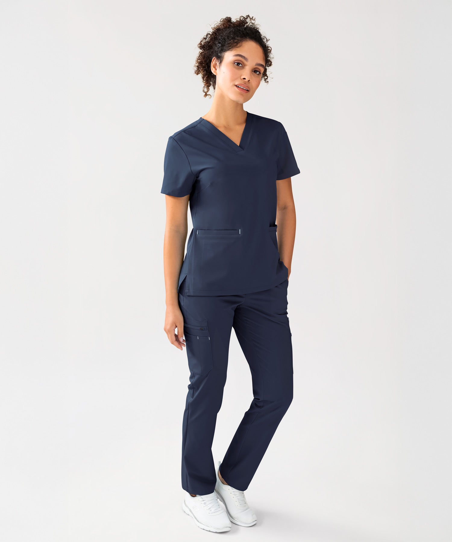 Damen Modell KAERE Outfit in der Farbe navy