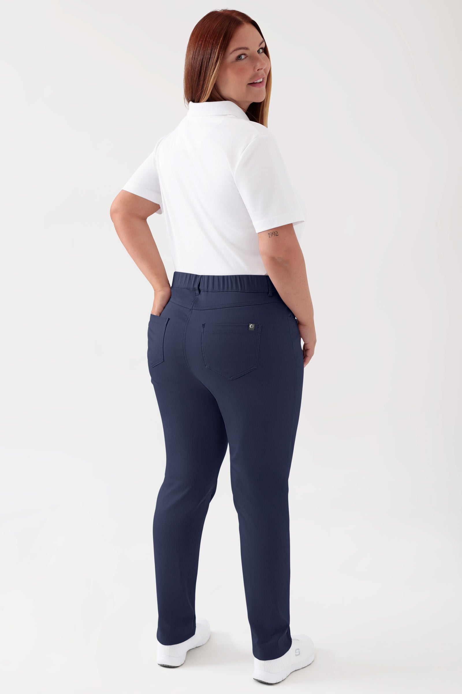 COMFY FLEX 5-Pocket Hose Damen - schlankes Bein navy, Rückansicht Das Model ist 173 cm groß und trägt Grösse 46