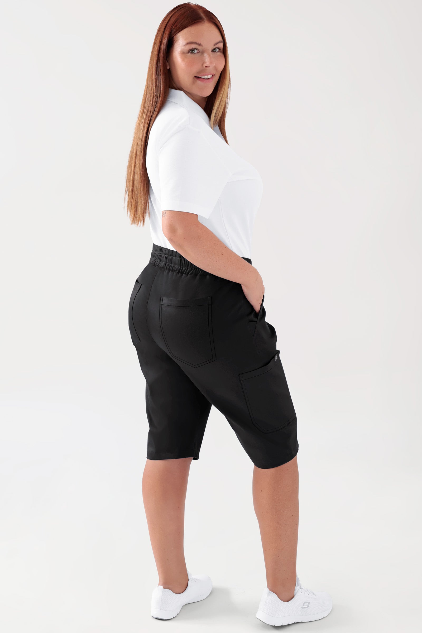 COMFY FLEX Stretch Hose Unisex - Bermuda schwarz, Rückansicht Das Model ist 173 cm groß und trägt Grösse L