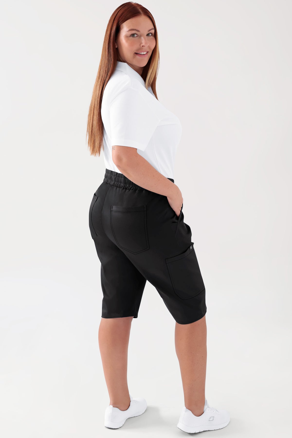COMFY FLEX Stretch Hose Unisex - Bermuda schwarz, Rückansicht Das Model ist 173 cm groß und trägt Grösse L