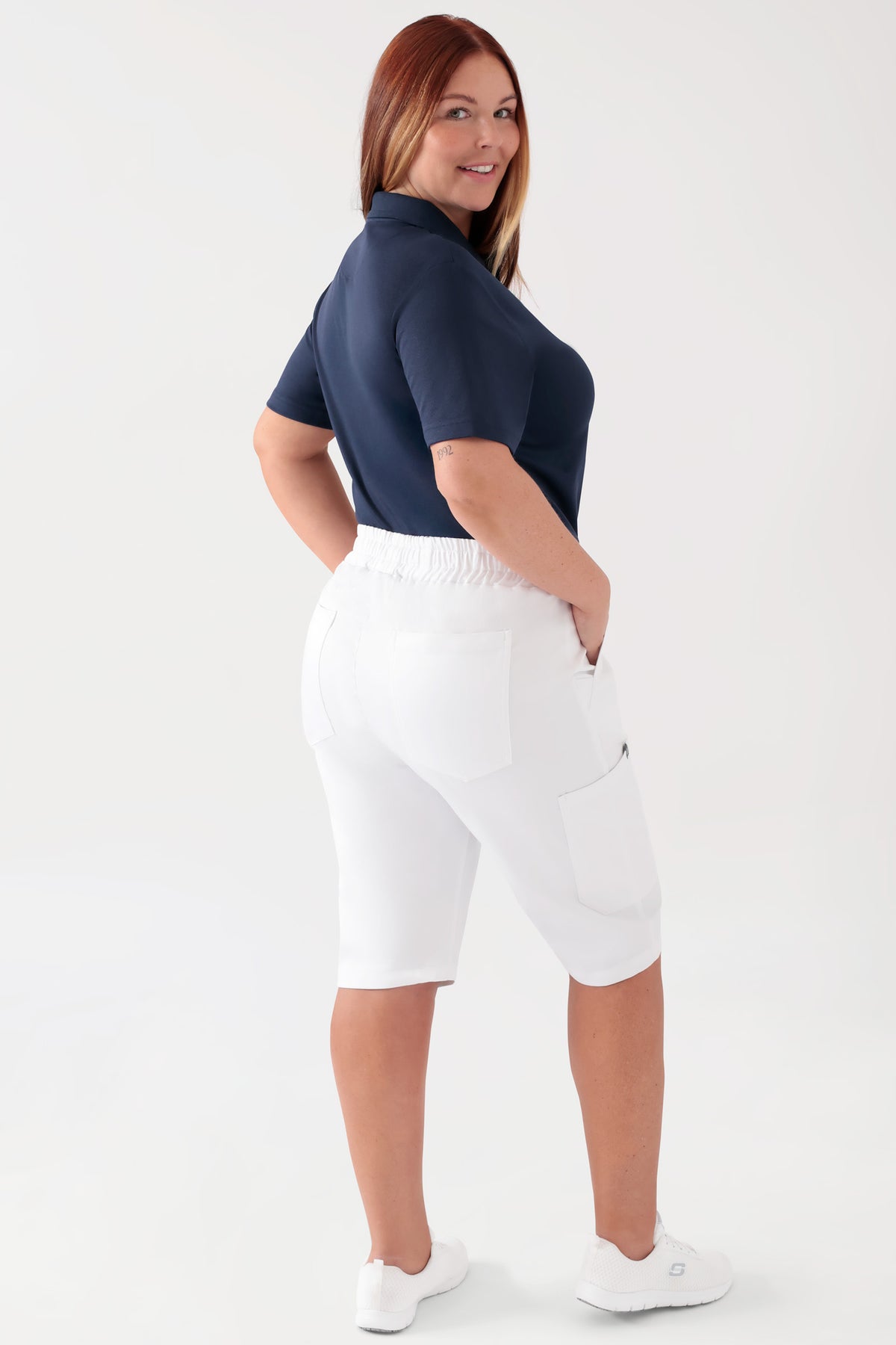 COMFY FLEX Stretch Hose Unisex - Bermuda weiss, Rückansicht Das Model ist 173 cm groß und trägt Grösse L