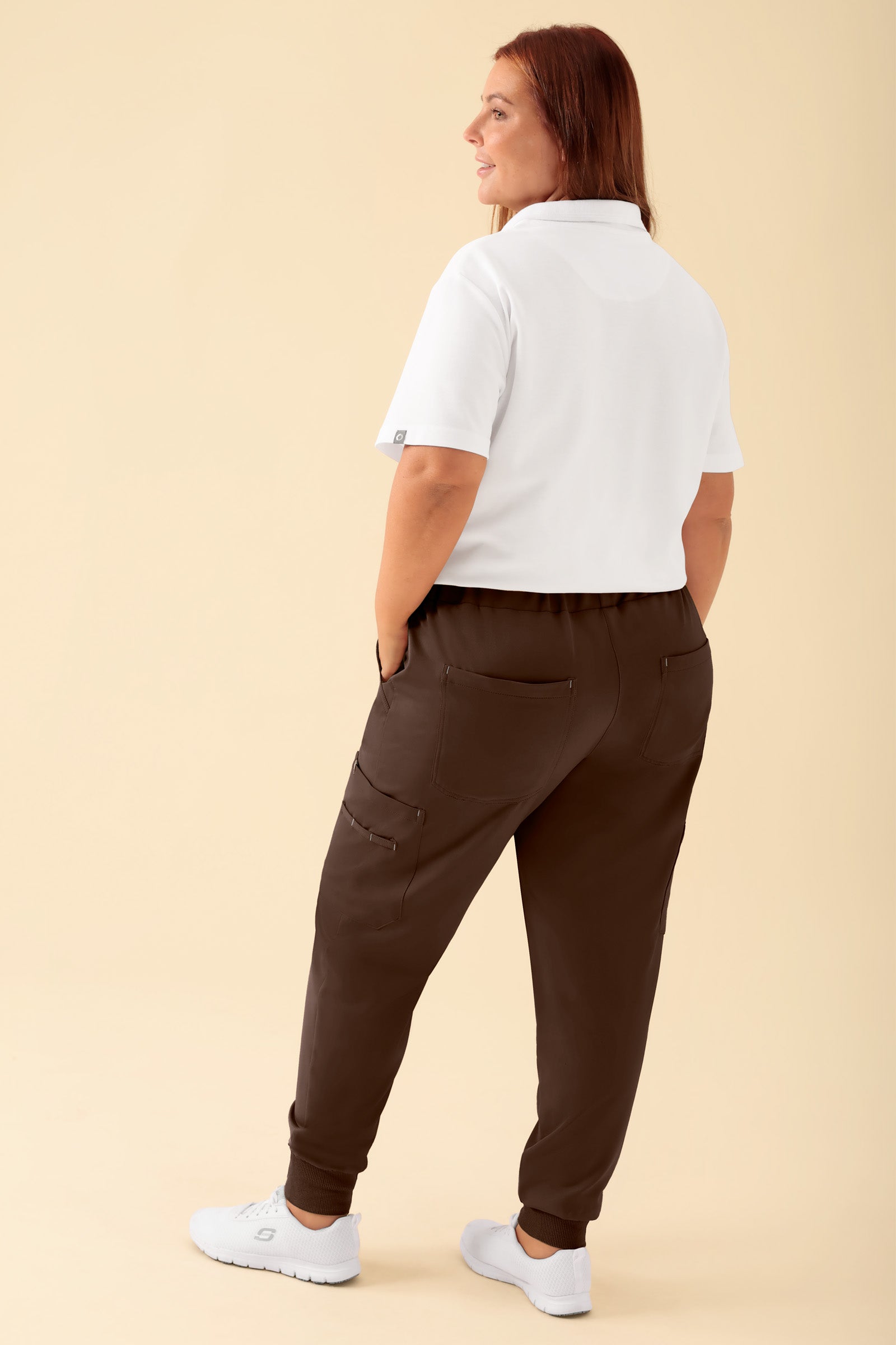 KAERE Hose Damen - Saumbündchen mit Beintaschen coffee, Vue de dos Le mannequin mesure 173 cm et porte la taille XL