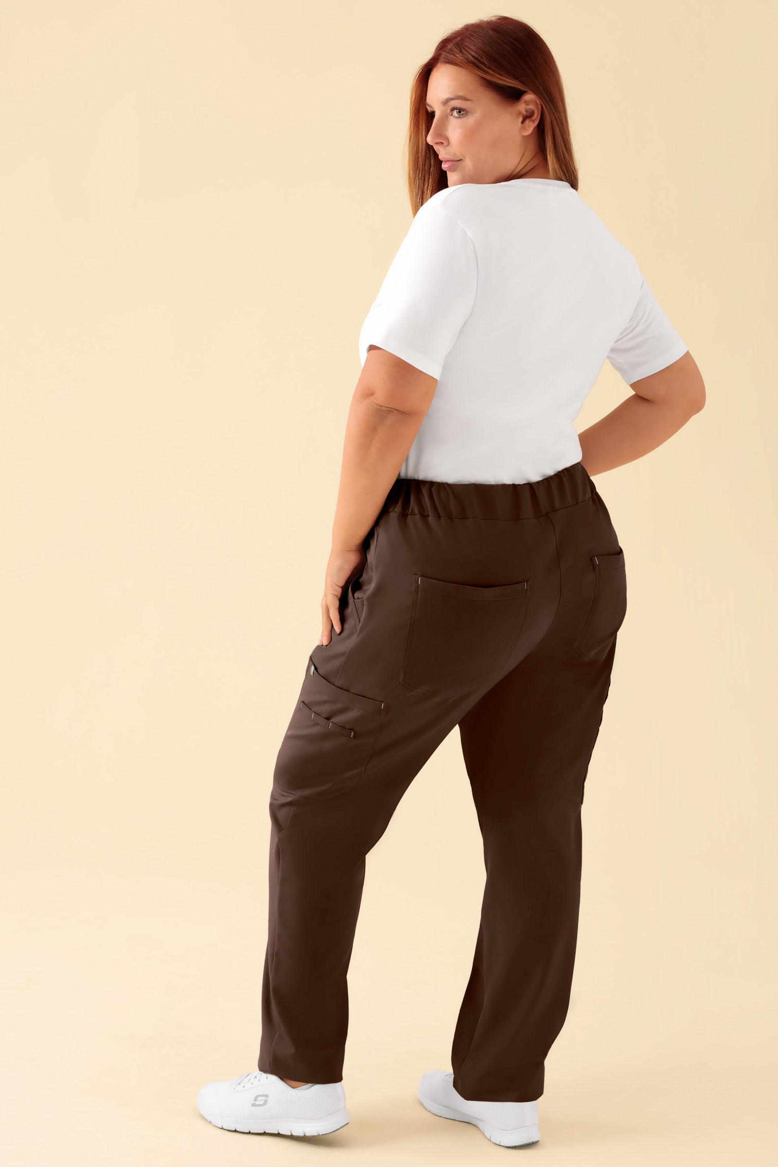 KAERE Hose Damen - gerader Saum mit Beintaschen coffee, Vue de dos Le mannequin mesure 173 cm et porte la taille XL