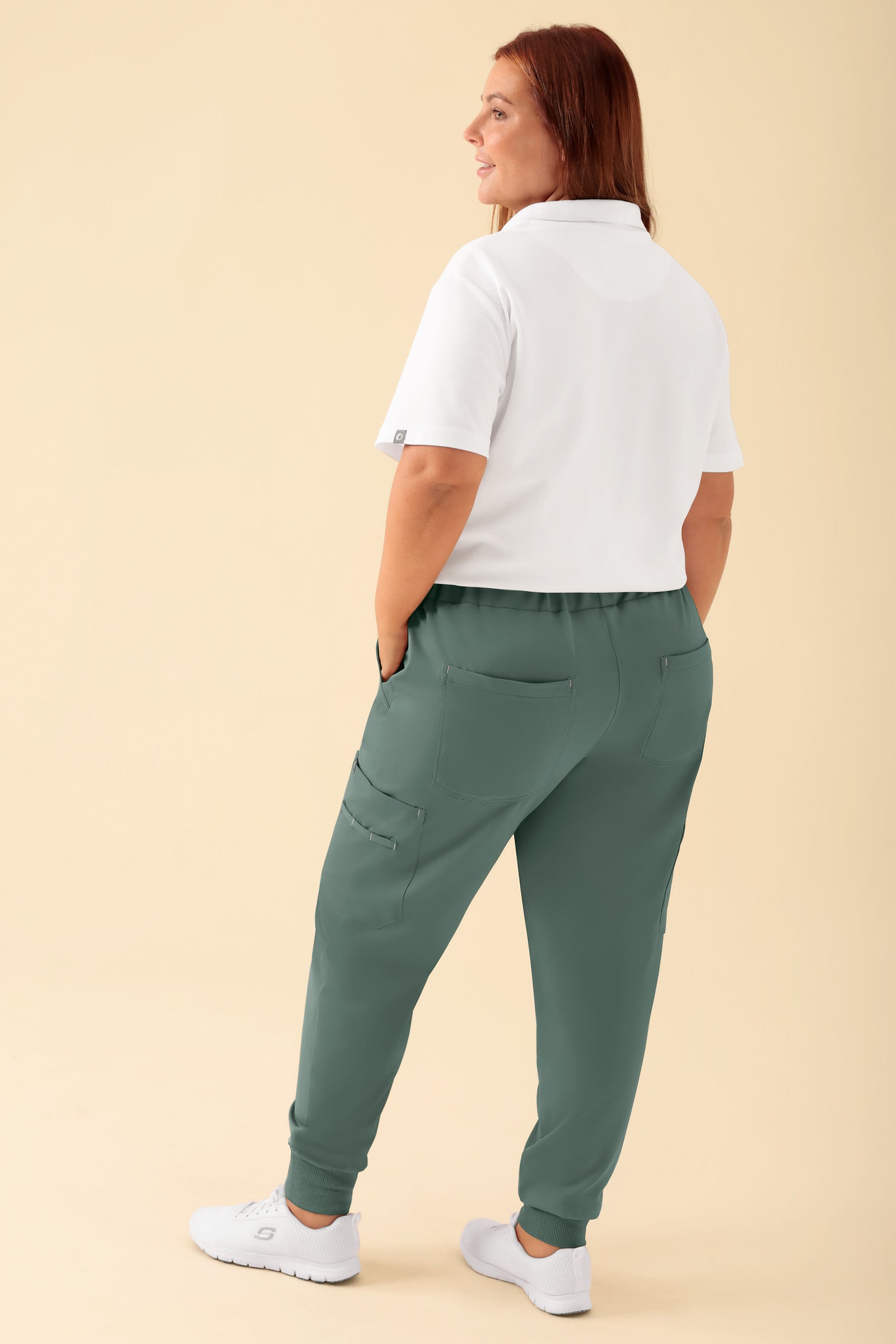 KAERE Hose Damen - Saumbündchen mit Beintaschen dunkelgrün, Vue de dos Le mannequin mesure 173 cm et porte la taille XL