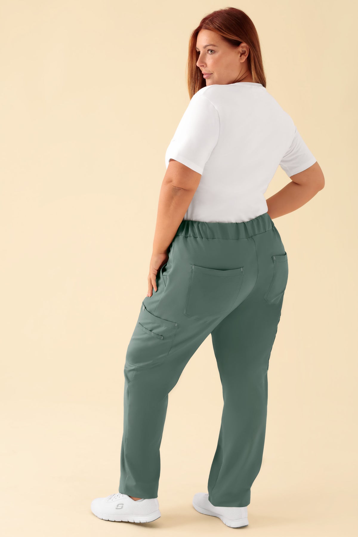 KAERE Hose Damen - gerader Saum mit Beintaschen dunkelgrün, Rückansicht Das Model ist 173 cm groß und trägt Grösse XL