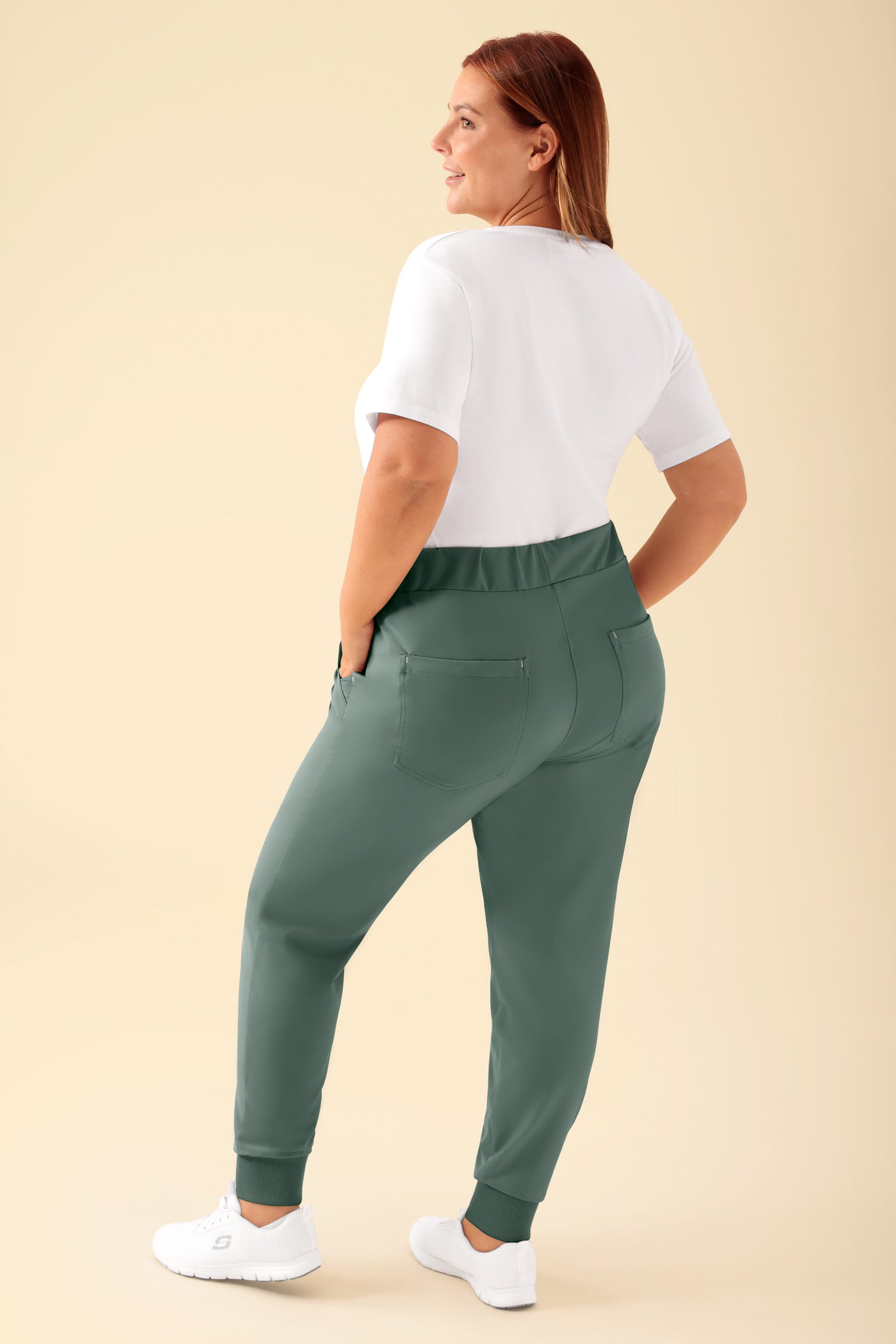 KAERE Hose Damen - Saumbündchen ohne Beintaschen dunkelgrün, Rückansicht Das Model ist 173 cm groß und trägt Grösse XL