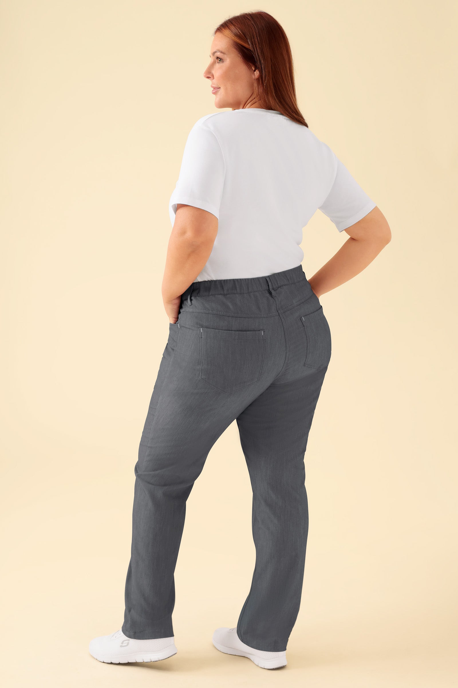 KAERE Hose Damen - 5-Pocket grau melange, Rückansicht Das Model ist 173 cm groß und trägt Grösse XL