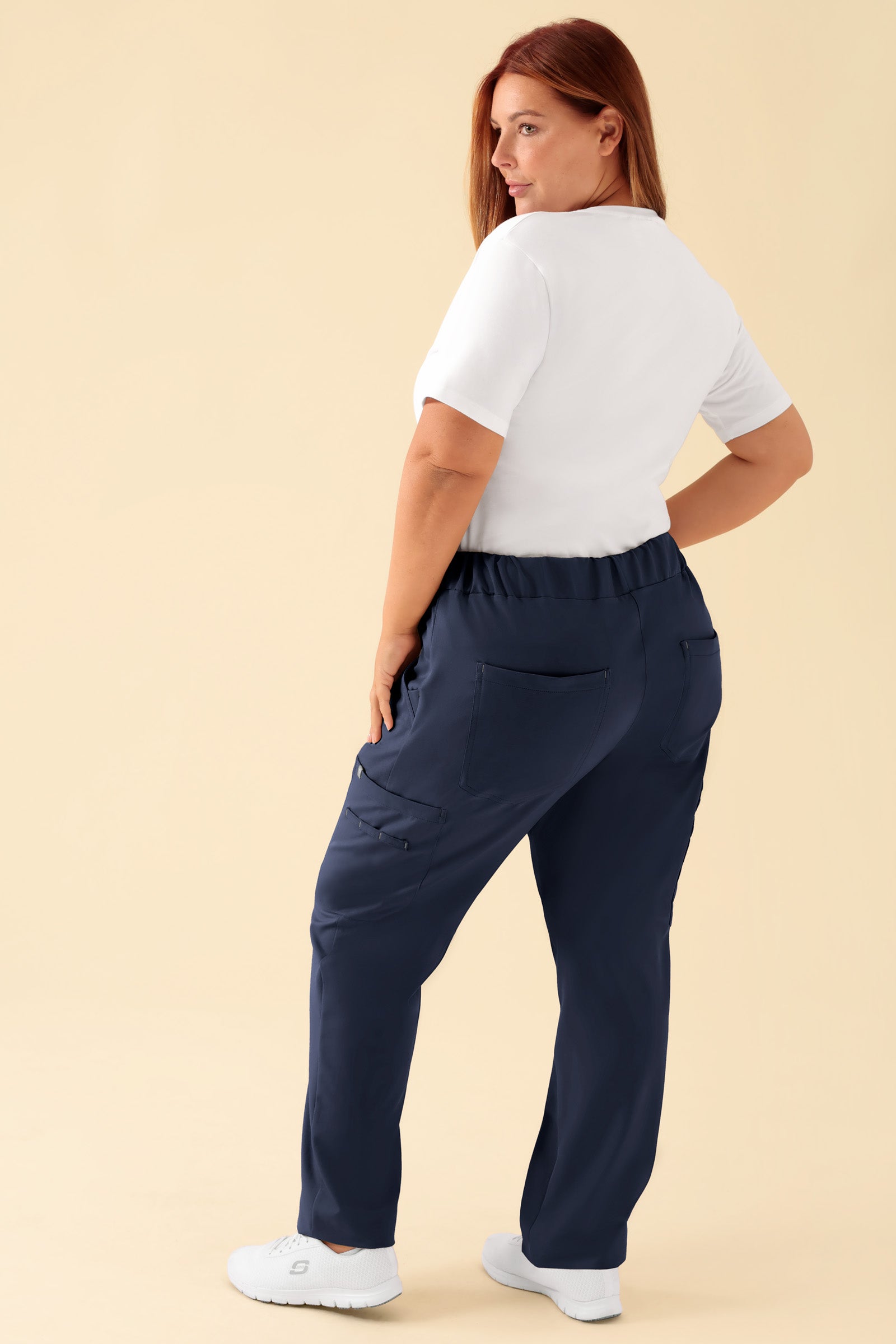 KAERE Hose Damen - gerader Saum mit Beintaschen navy, Rückansicht Das Model ist 173 cm groß und trägt Grösse XL