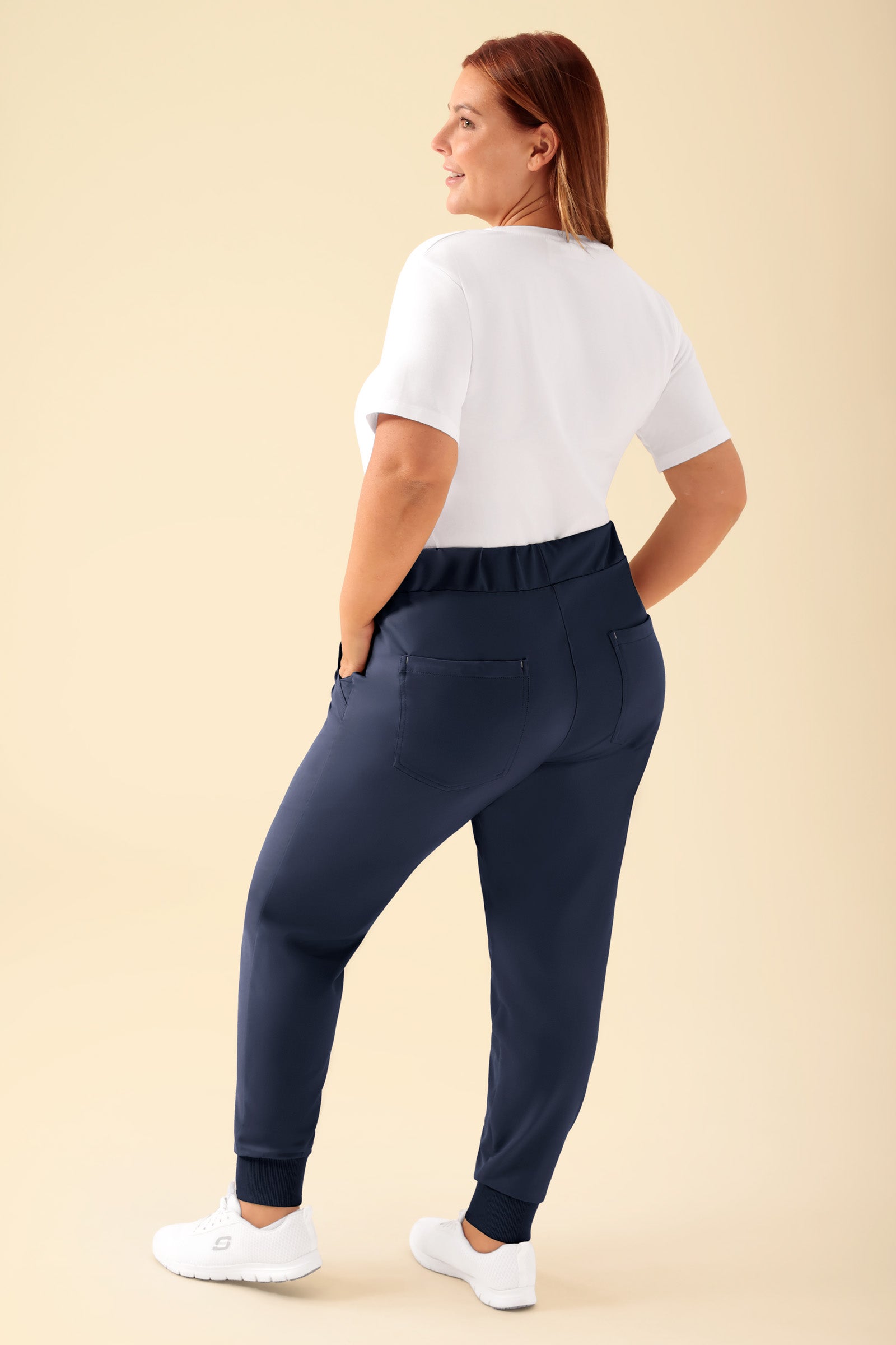 KAERE Hose Damen - Saumbündchen ohne Beintaschen navy, Rückansicht Das Model ist 173 cm groß und trägt Grösse XL