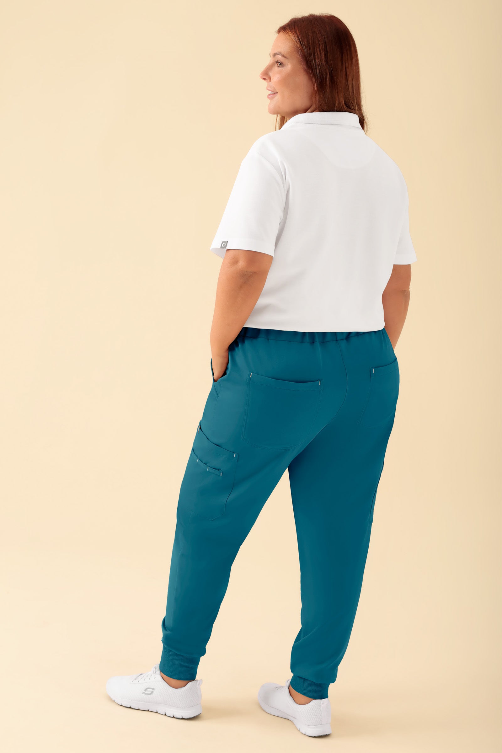 KAERE Hose Damen - Saumbündchen mit Beintaschen petrol, Rückansicht Das Model ist 173 cm groß und trägt Grösse XL