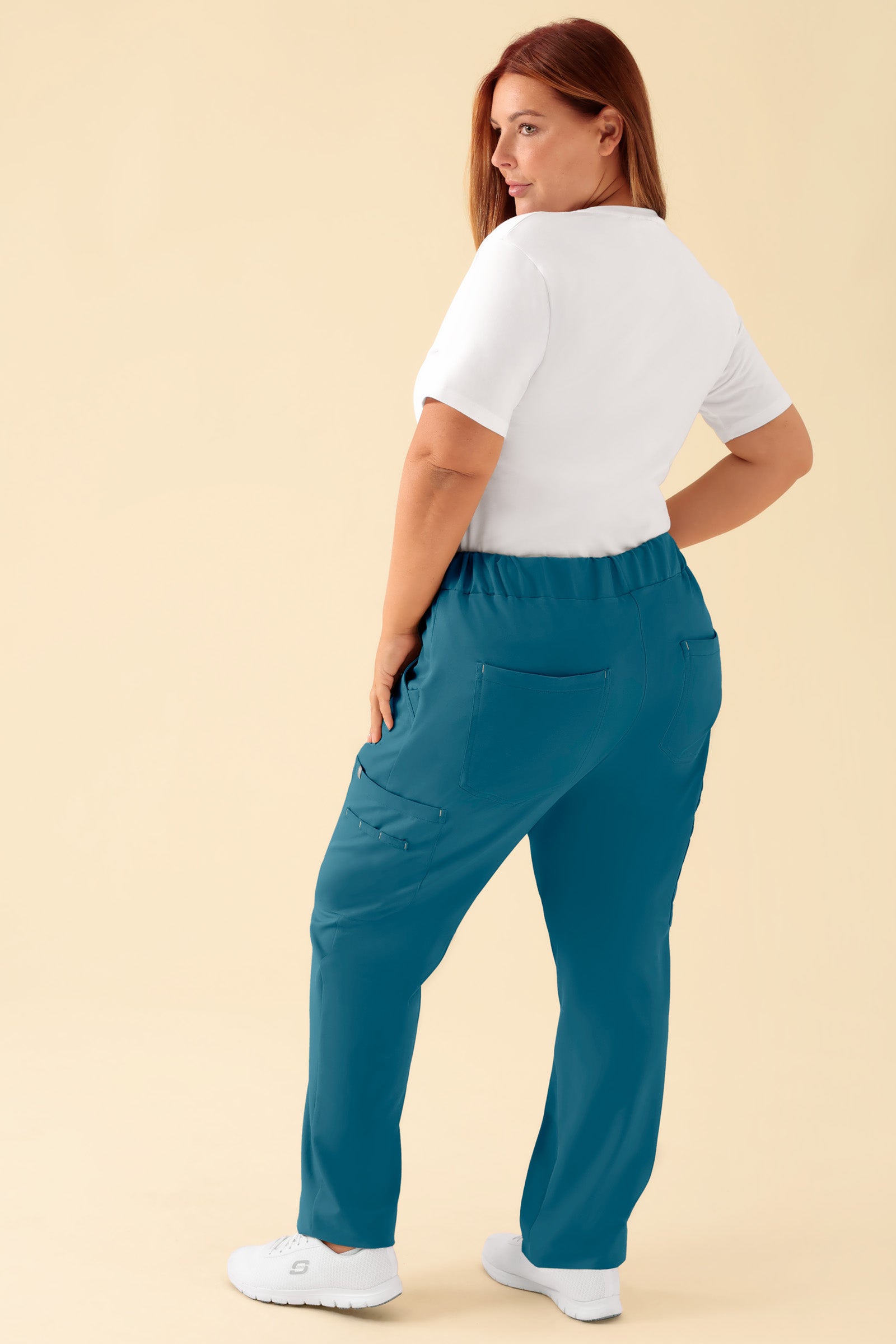KAERE Hose Damen - gerader Saum mit Beintaschen petrol, Vue de dos Le mannequin mesure 173 cm et porte la taille XL