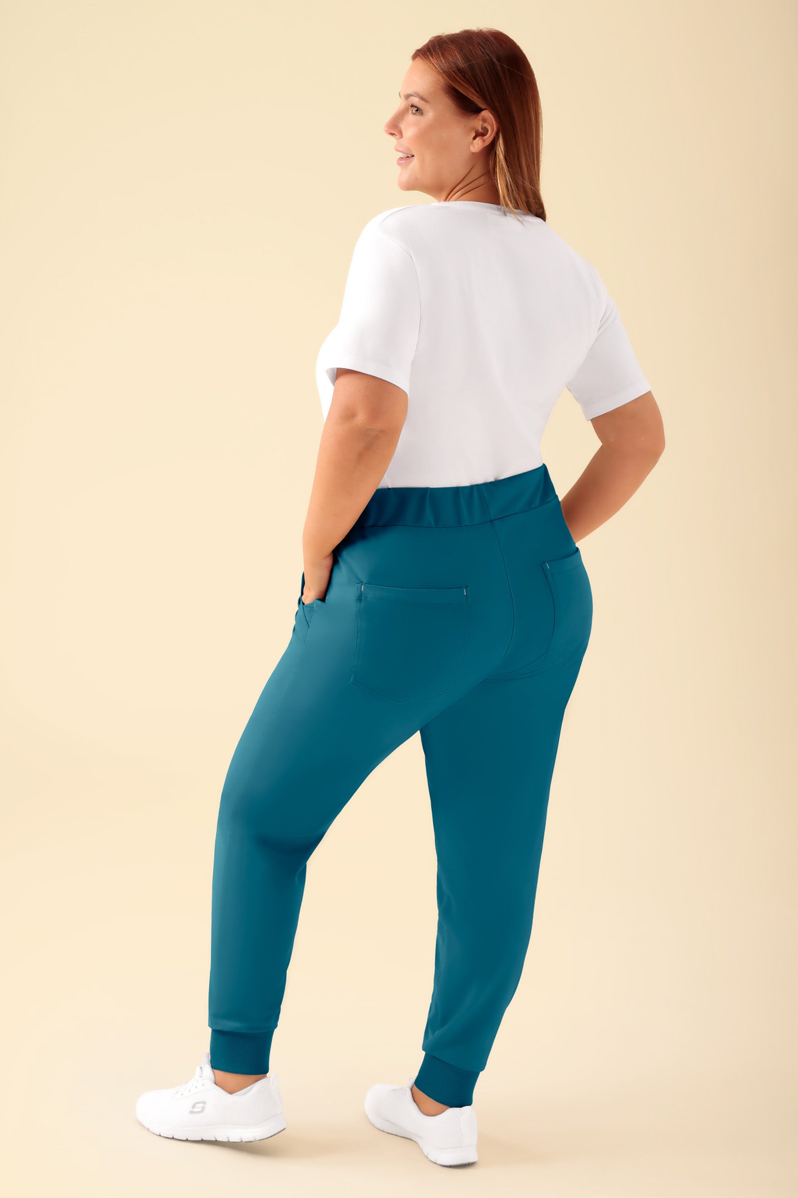 KAERE Hose Damen - Saumbündchen ohne Beintaschen petrol, Rückansicht Das Model ist 173 cm groß und trägt Grösse XL