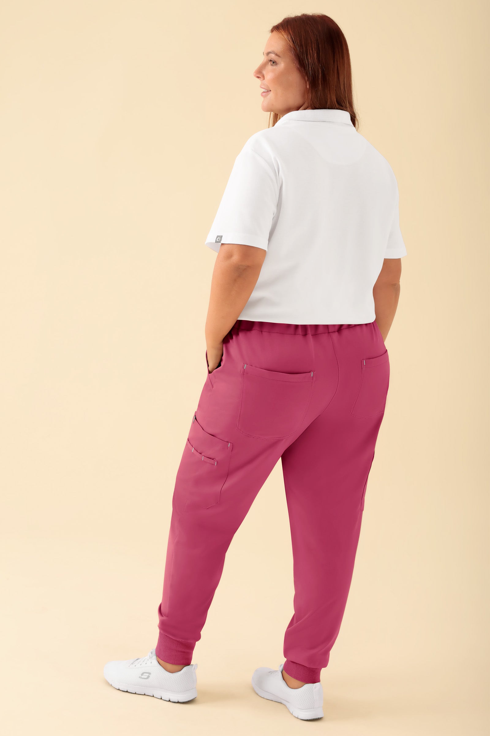 KAERE Hose Damen - Saumbündchen mit Beintaschen rosenholz, Rückansicht Das Model ist 173 cm groß und trägt Grösse XL