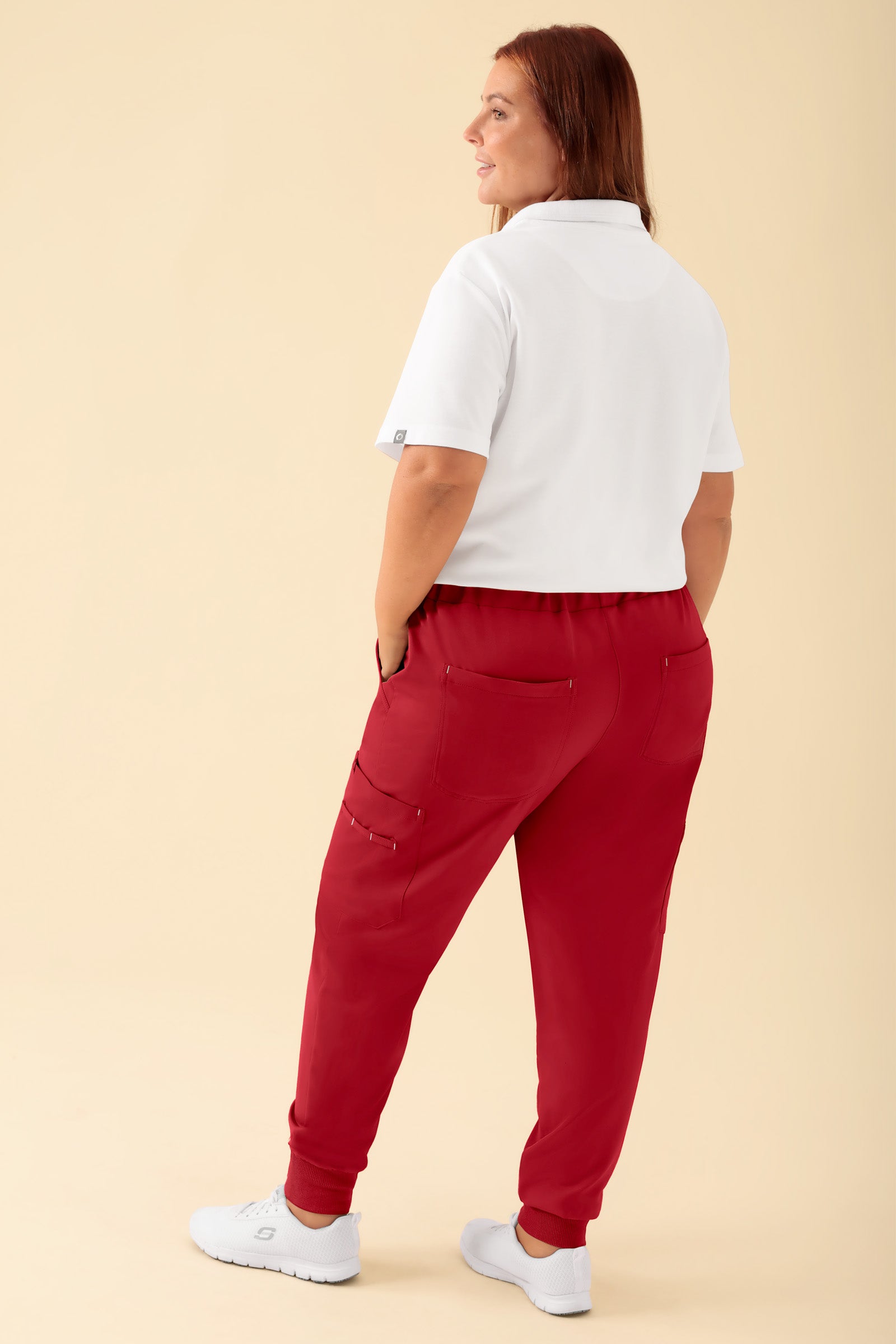 KAERE Hose Damen - Saumbündchen mit Beintaschen rot, Vue de dos Le mannequin mesure 173 cm et porte la taille XL