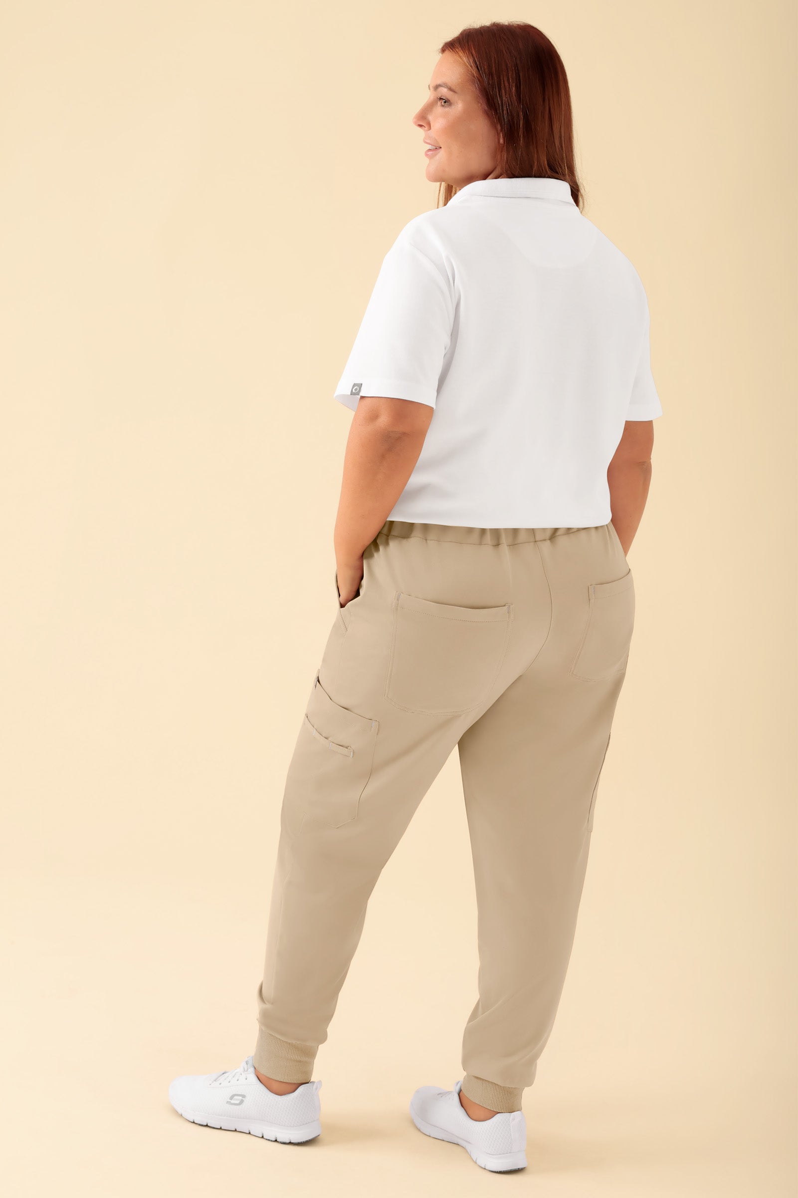 KAERE Hose Damen - Saumbündchen mit Beintaschen sand, Rückansicht Das Model ist 173 cm groß und trägt Grösse XL