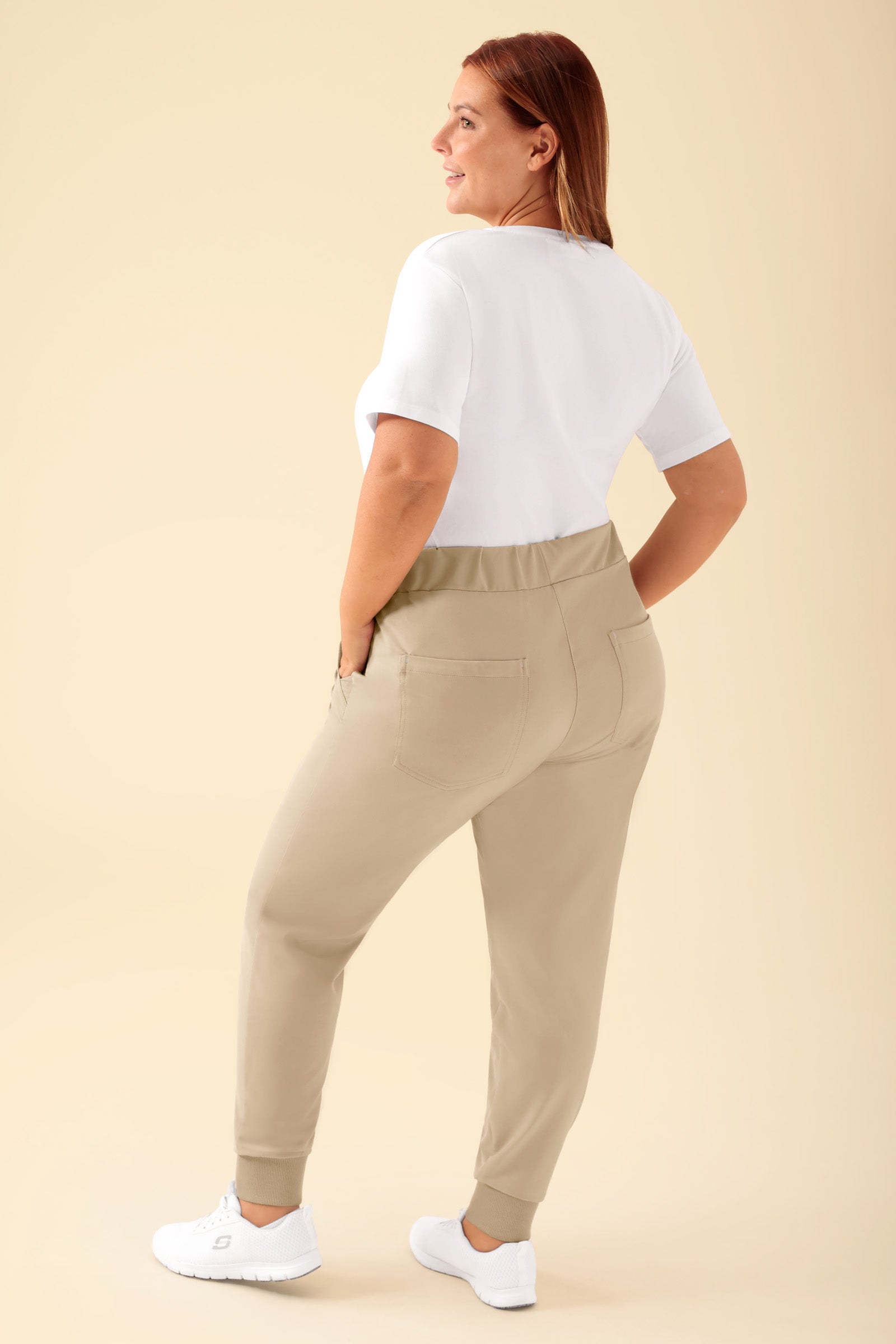 KAERE Hose Damen - Saumbündchen ohne Beintaschen sand, Rückansicht Das Model ist 173 cm groß und trägt Grösse XL