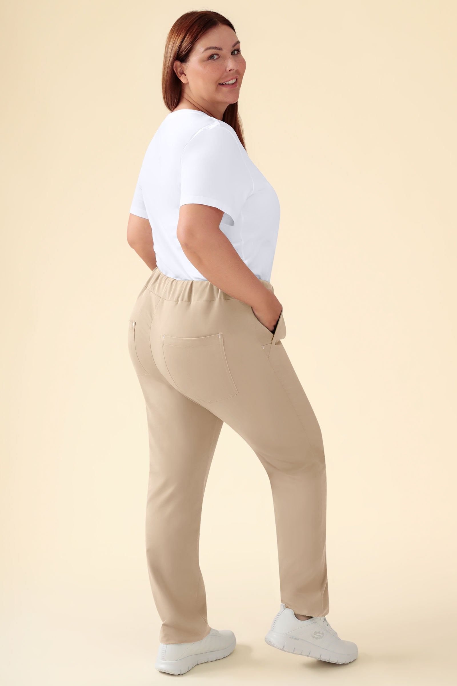 KAERE Hose Damen - gerader Saum ohne Beintaschen sand, Vue de dos Le mannequin mesure 173 cm et porte la taille XL