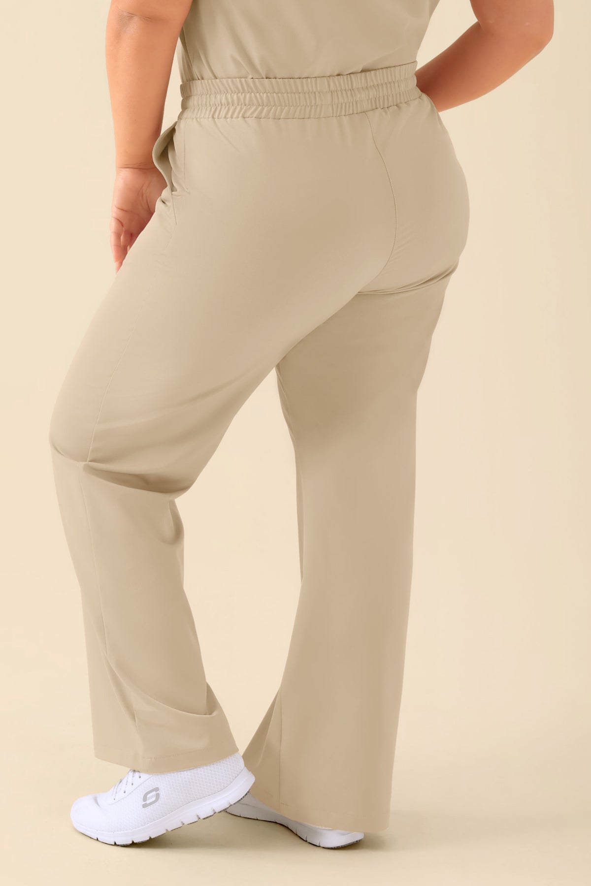 KAERE Hose Damen - weites Bein sand, Rückansicht Das Model ist 173 cm groß und trägt Grösse XL