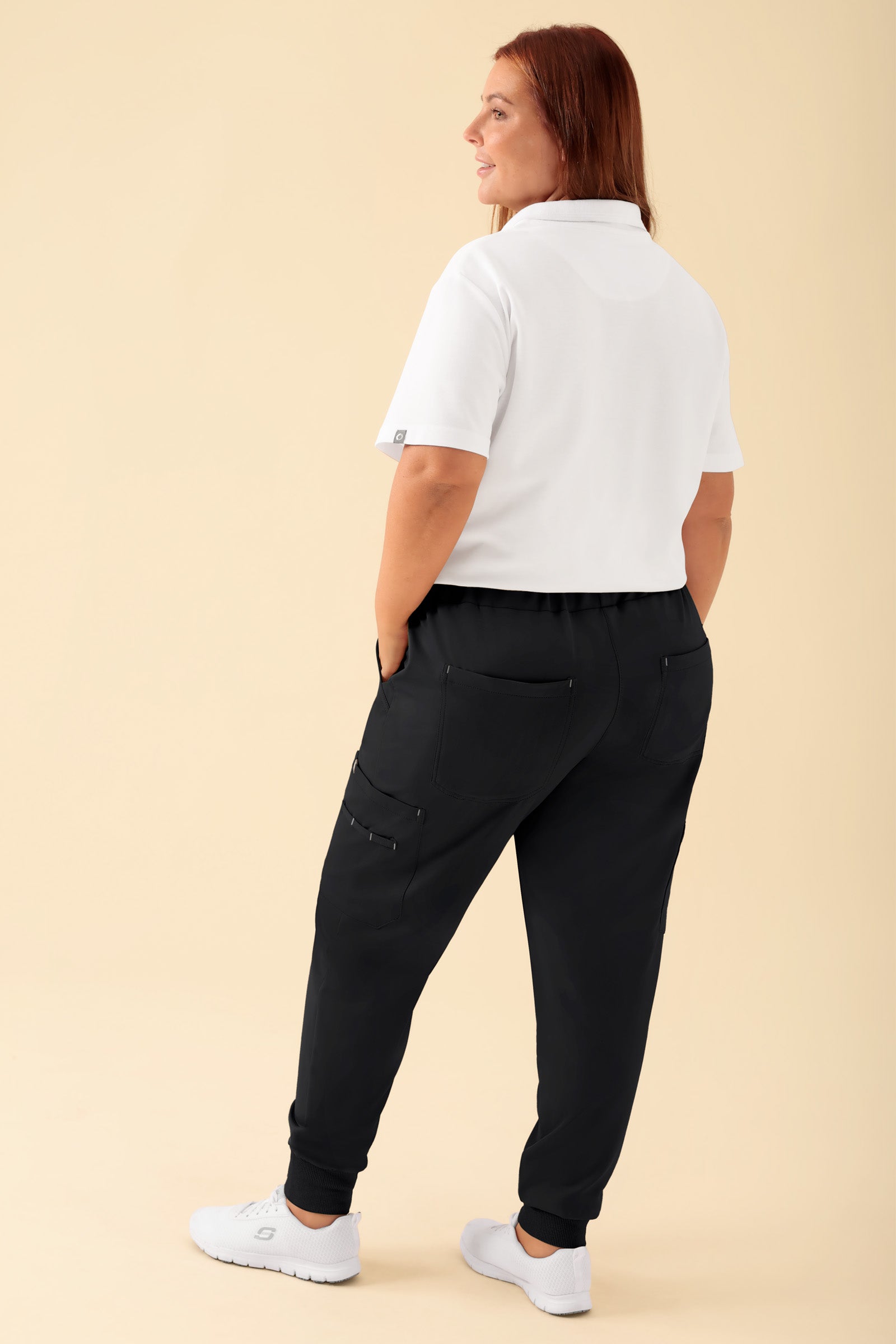 KAERE Hose Damen - Saumbündchen mit Beintaschen schwarz, Rückansicht Das Model ist 173 cm groß und trägt Grösse XL
