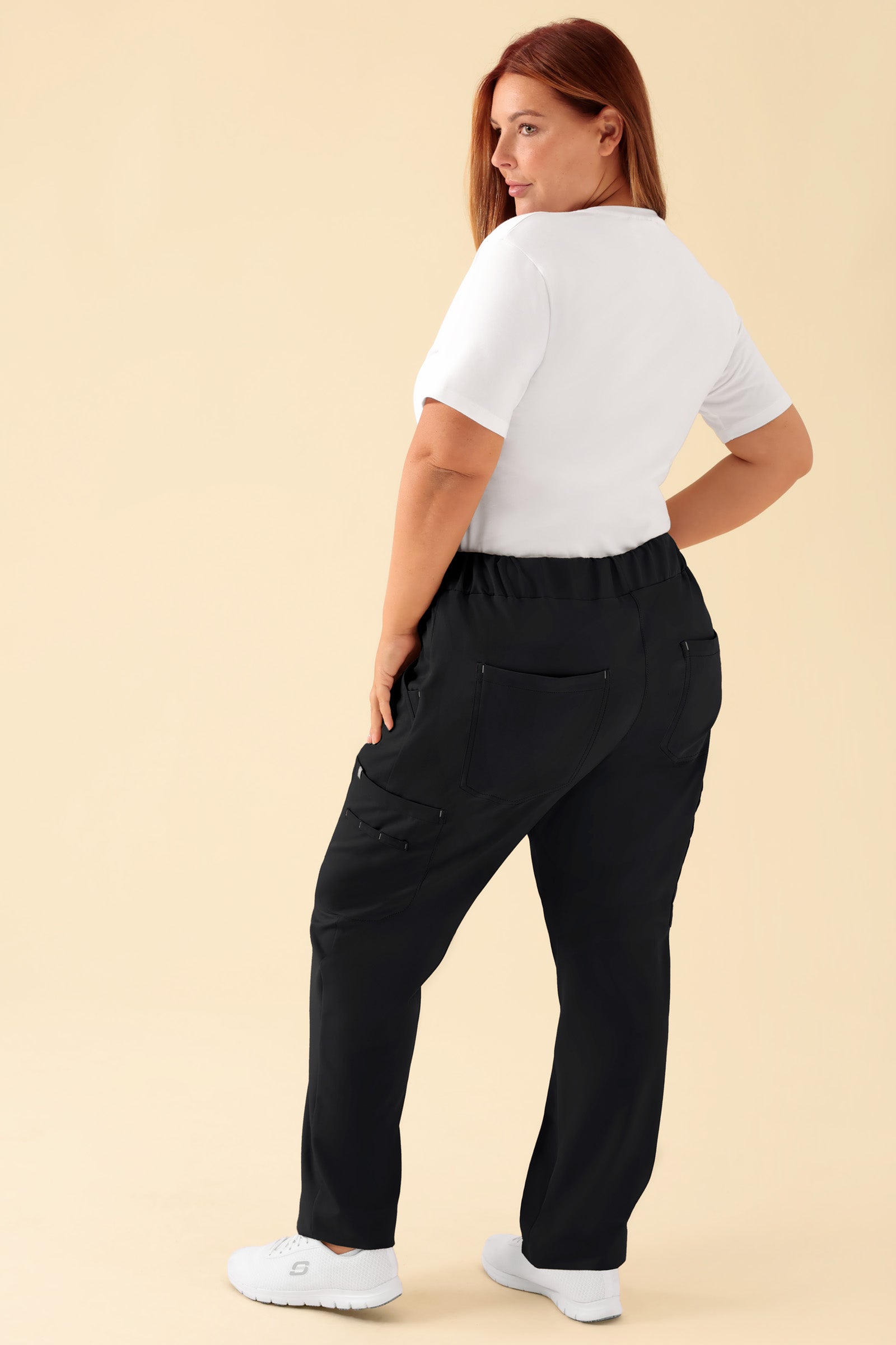 KAERE Hose Damen - gerader Saum mit Beintaschen schwarz, Rückansicht Das Model ist 173 cm groß und trägt Grösse XL