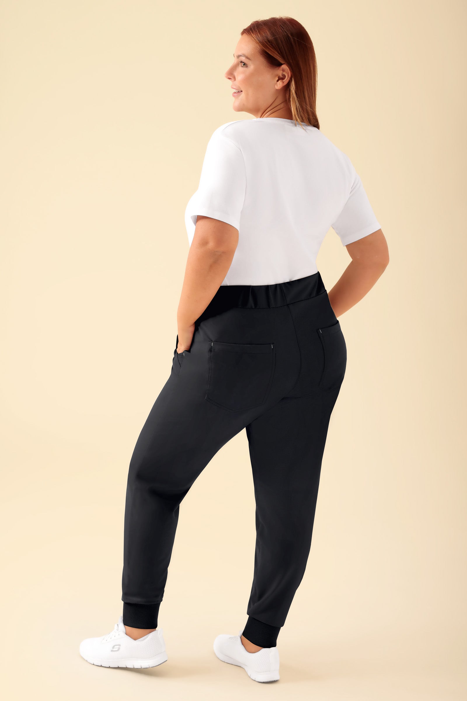 KAERE Hose Damen - Saumbündchen ohne Beintaschen schwarz, Rückansicht Das Model ist 173 cm groß und trägt Grösse XL