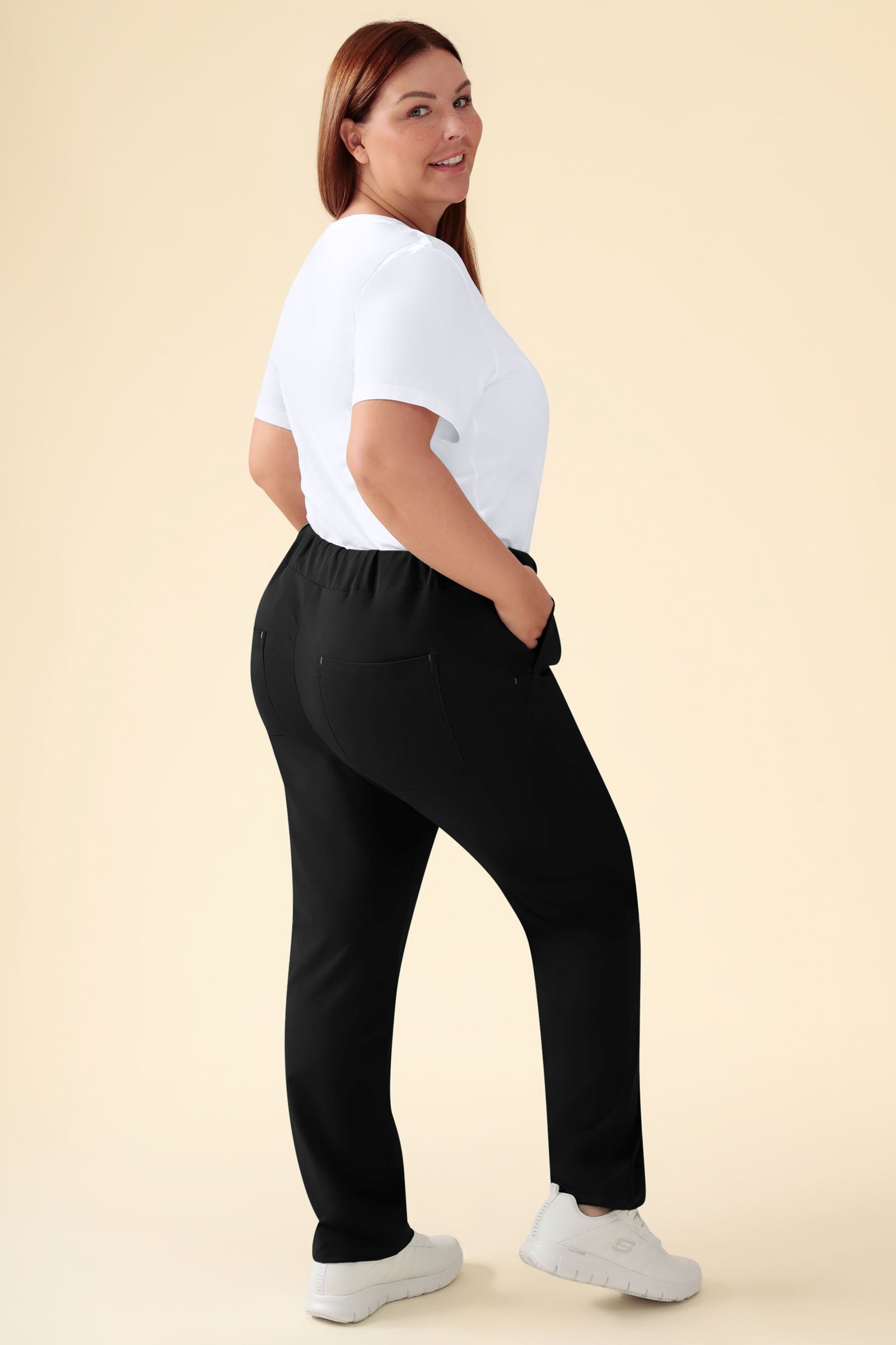 KAERE Hose Damen - gerader Saum ohne Beintaschen schwarz, Rückansicht Das Model ist 173 cm groß und trägt Grösse XL