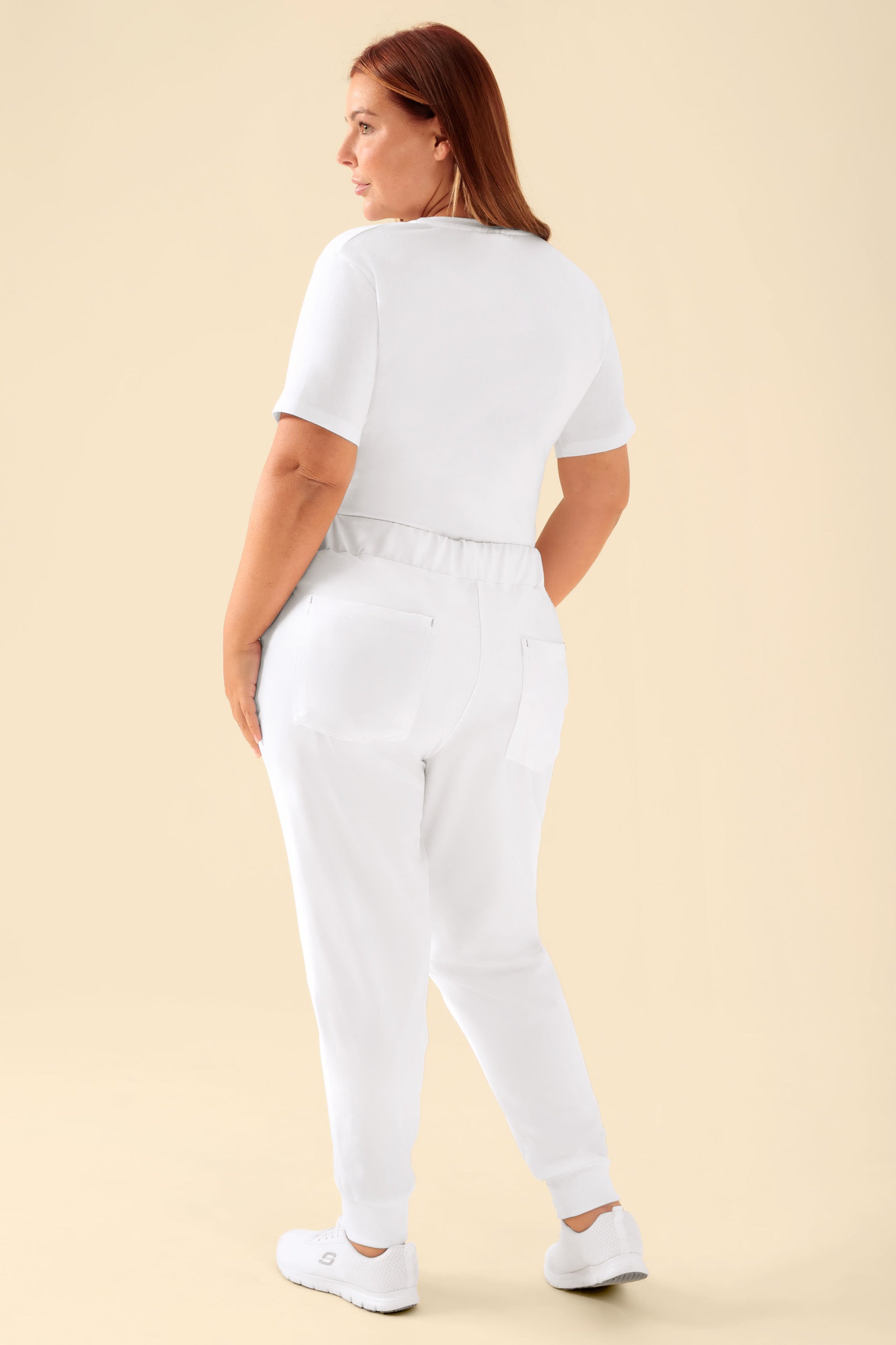 KAERE Hose Damen - Saumbündchen ohne Beintaschen weiss, Rückansicht Das Model ist 173 cm groß und trägt Grösse XL