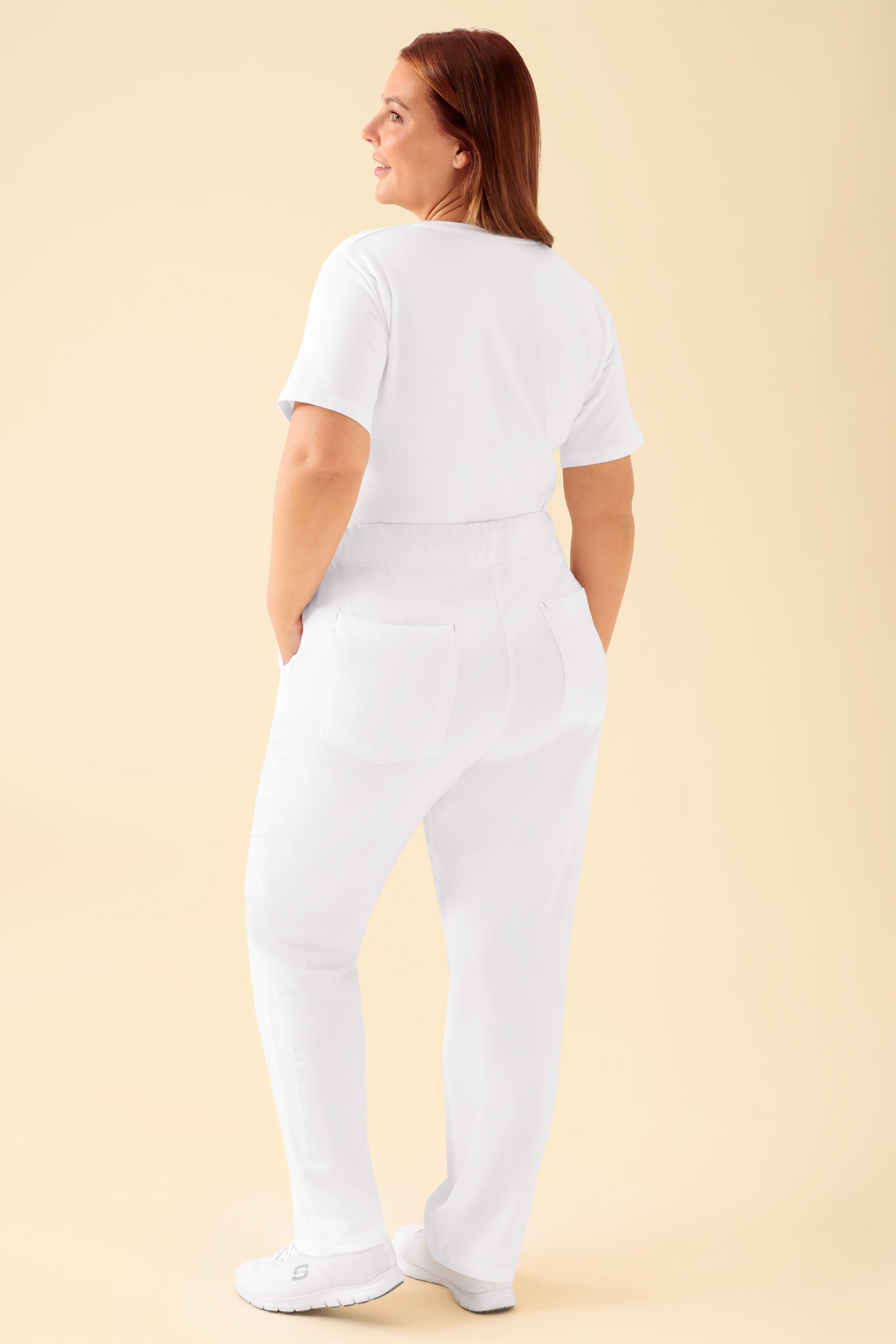 KAERE Hose Damen - gerader Saum ohne Beintaschen weiss, Rückansicht Das Model ist 173 cm groß und trägt Grösse XL