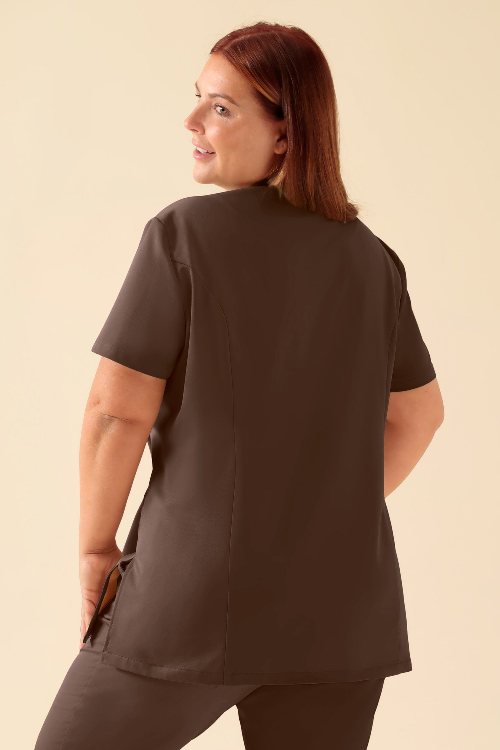 KAERE Kasack Damen - asymmetrische Knopfleiste coffee, Rückansicht Das Model ist 173 cm groß und trägt Grösse XL