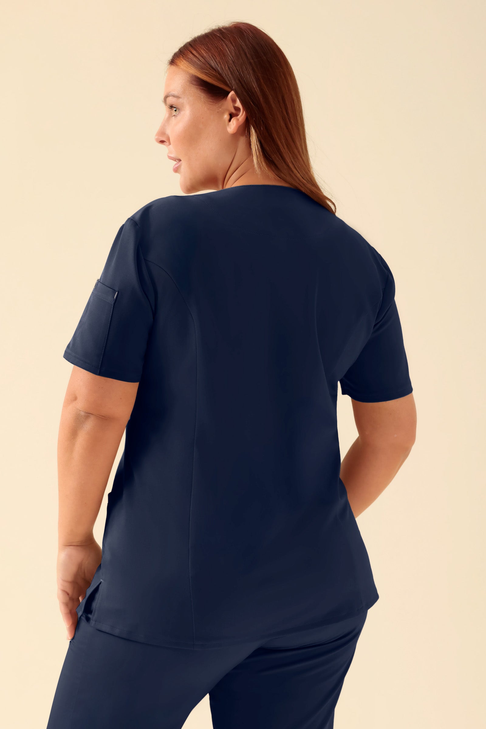KAERE Kasack Damen - durchgeknöpft navy, Rückansicht Das Model ist 173 cm groß und trägt Grösse XL