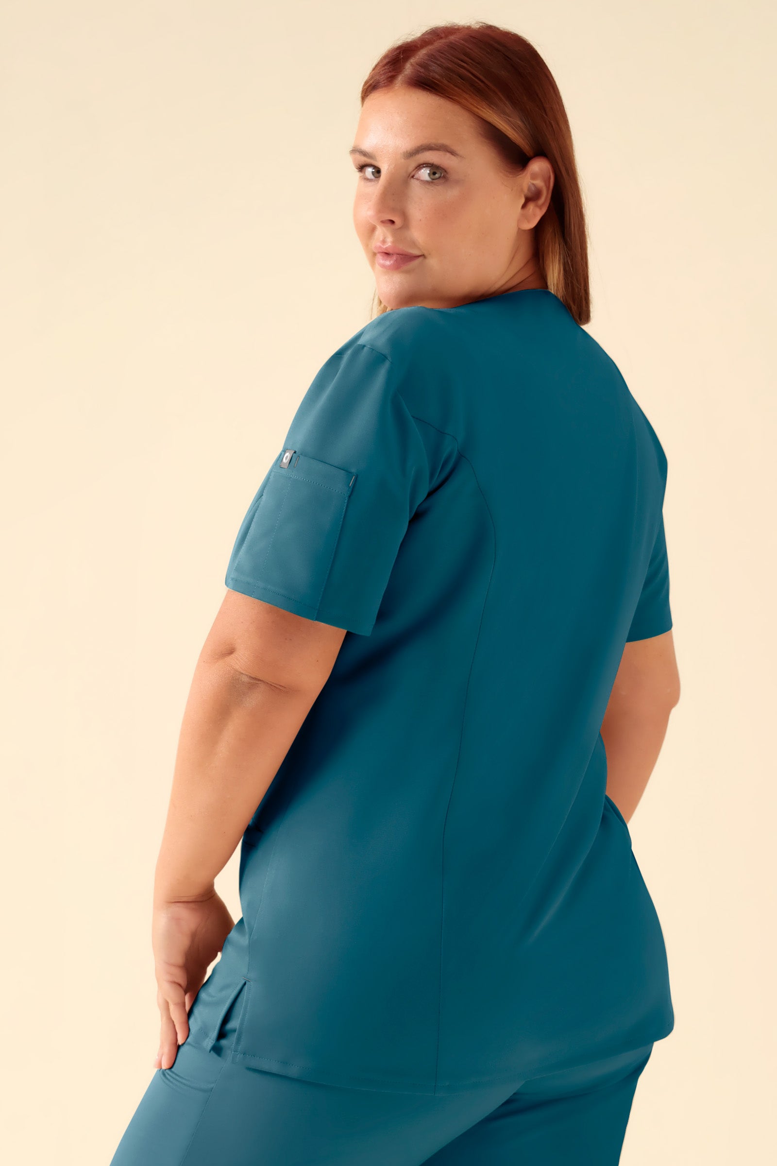 KAERE Kasack Damen - durchgeknöpft petrol, Rückansicht Das Model ist 173 cm groß und trägt Grösse XL