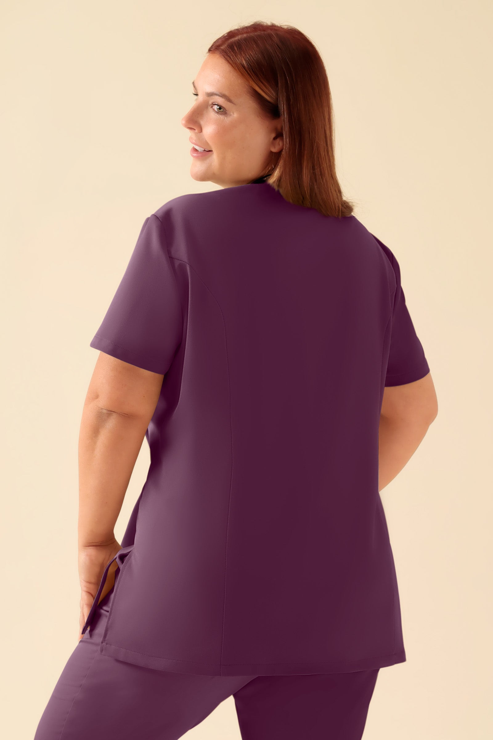 KAERE Kasack Damen - asymmetrische Knopfleiste pflaume, Rückansicht Das Model ist 173 cm groß und trägt Grösse XL