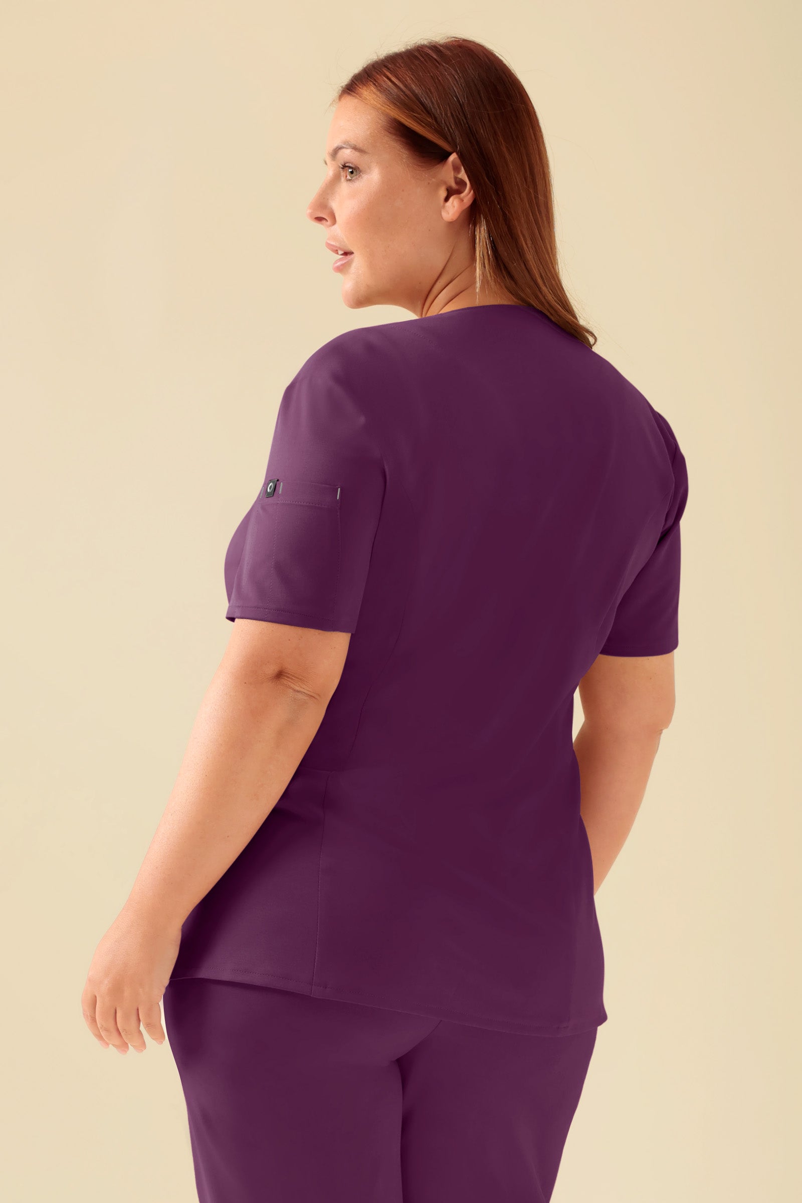 KAERE Kasack Damen - durchgeknöpft pflaume, Vue de dos Le mannequin mesure 173 cm et porte la taille XL