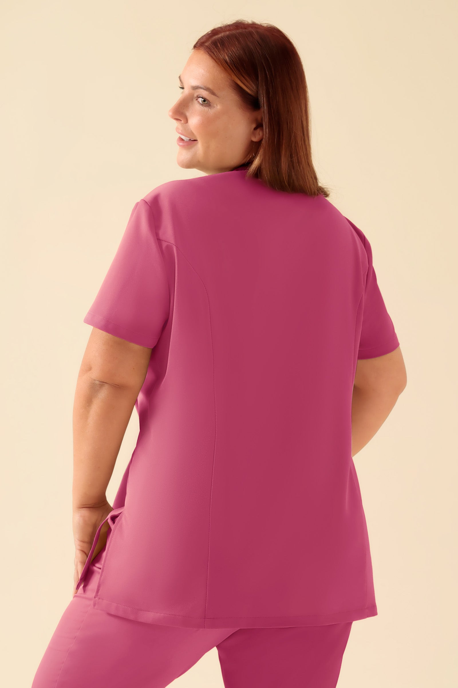 KAERE Kasack Damen - asymmetrische Knopfleiste rosenholz, Rückansicht Das Model ist 173 cm groß und trägt Grösse XL