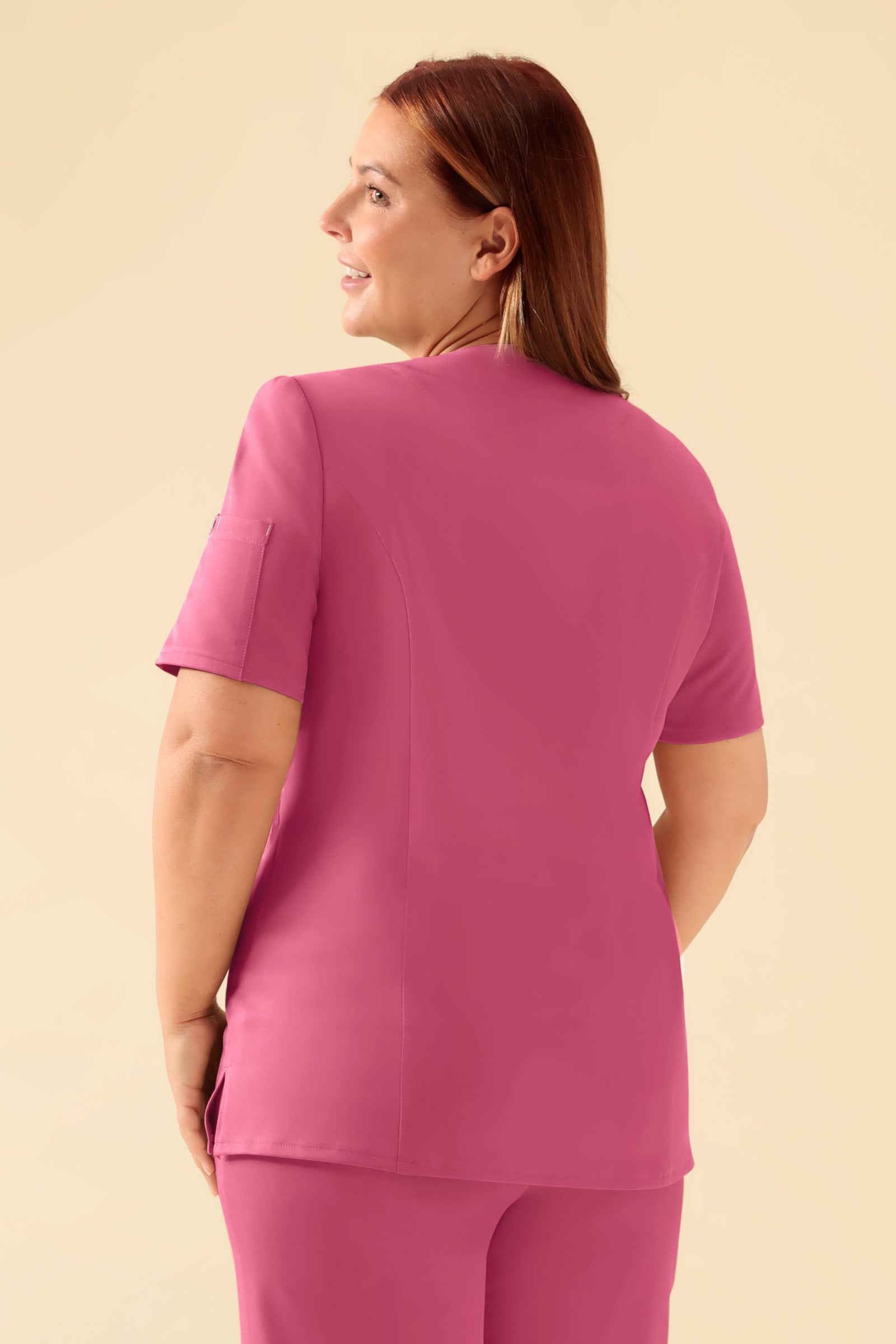 KAERE Kasack Damen - durchgeknöpft rosenholz, Rückansicht Das Model ist 173 cm groß und trägt Grösse XL