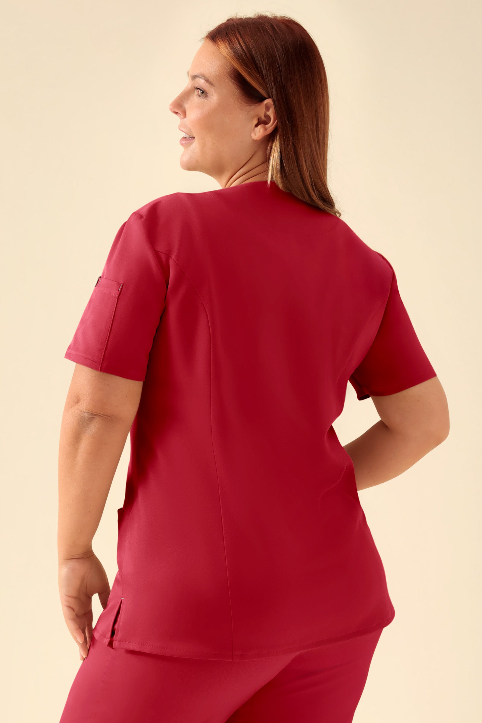 KAERE Kasack Damen - durchgeknöpft rot, Rückansicht Das Model ist 173 cm groß und trägt Grösse XL
