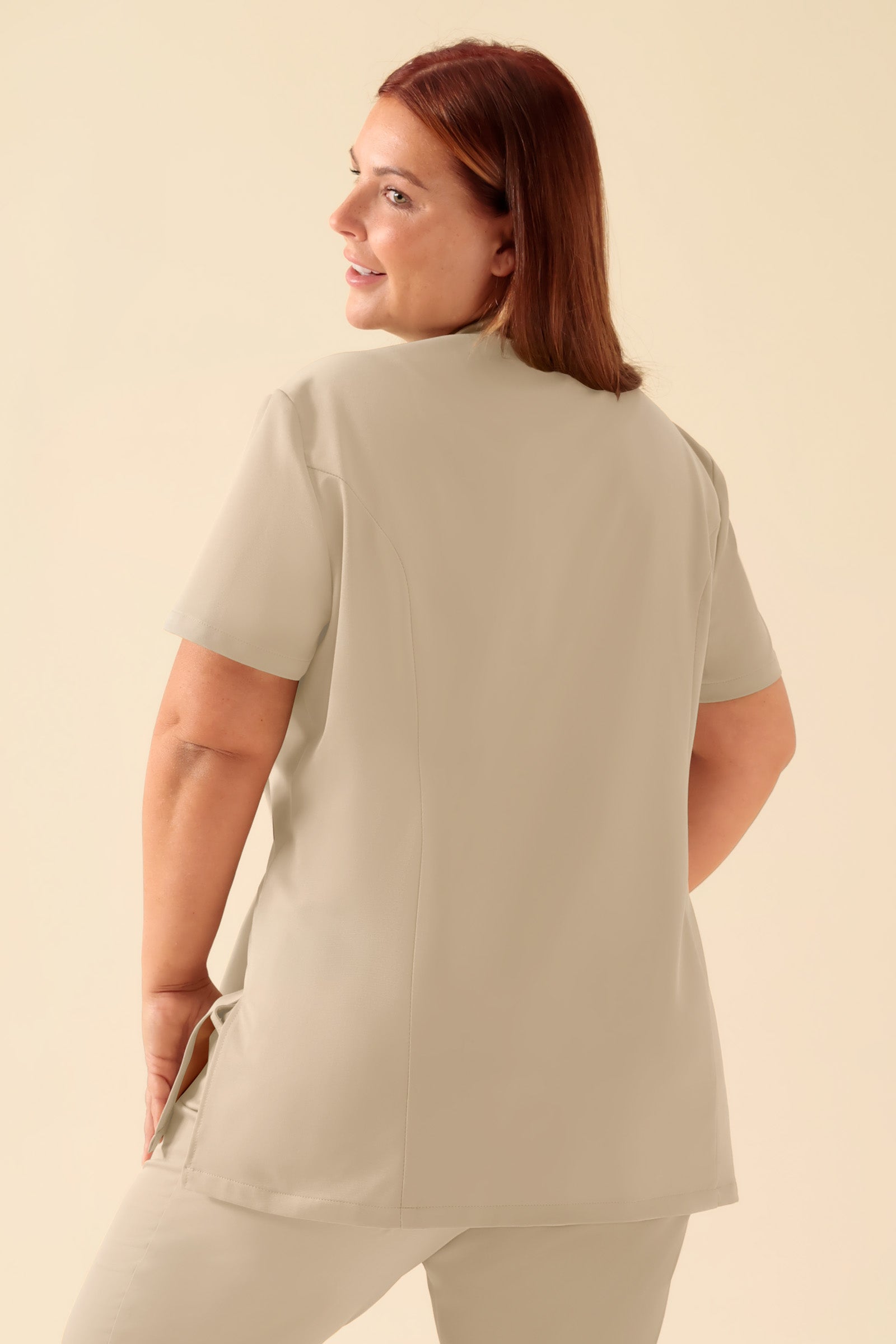 KAERE Kasack Damen - asymmetrische Knopfleiste sand, Rückansicht Das Model ist 173 cm groß und trägt Grösse XL