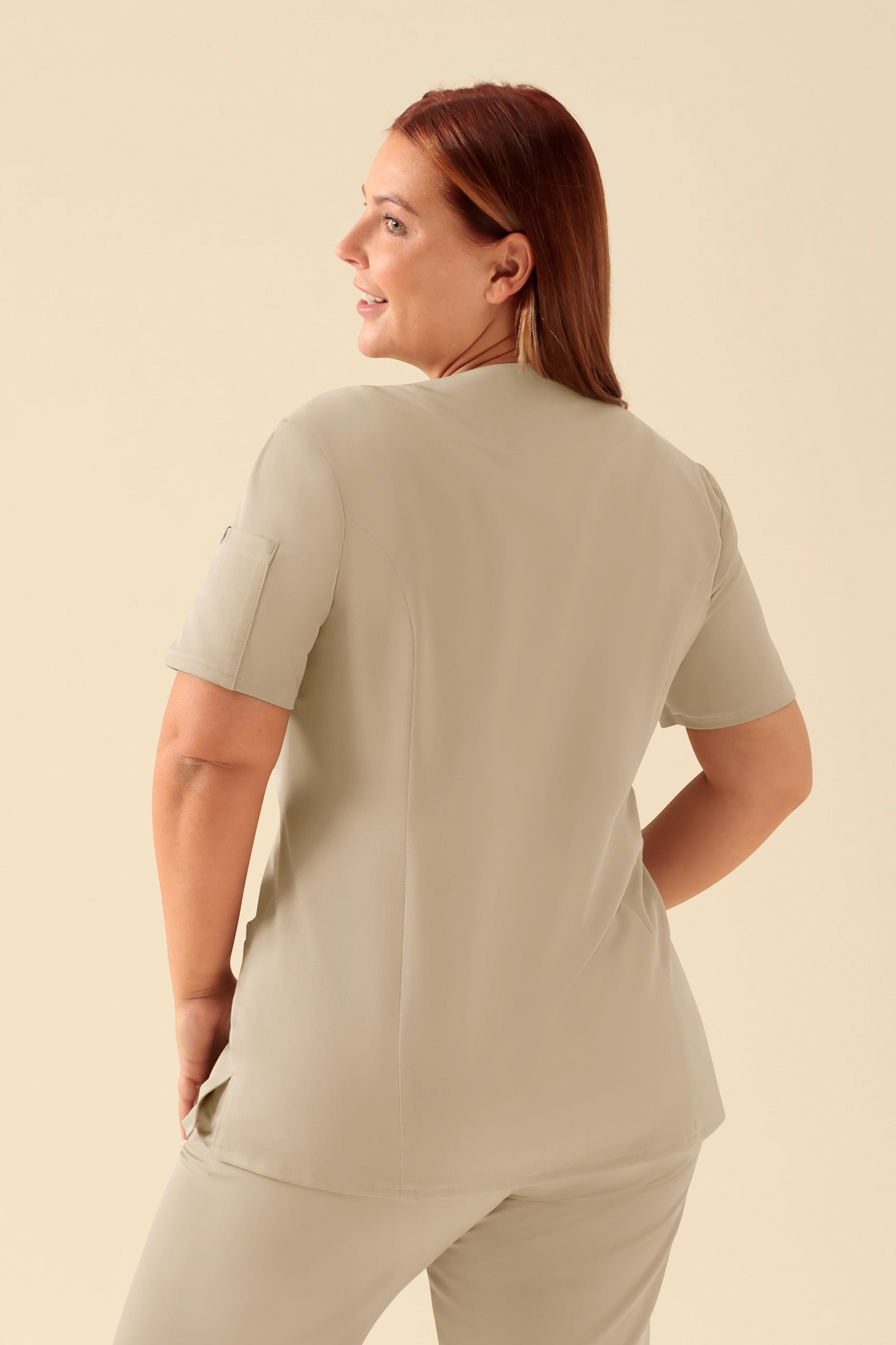KAERE Kasack Damen - durchgeknöpft sand, Rückansicht Das Model ist 173 cm groß und trägt Grösse XL