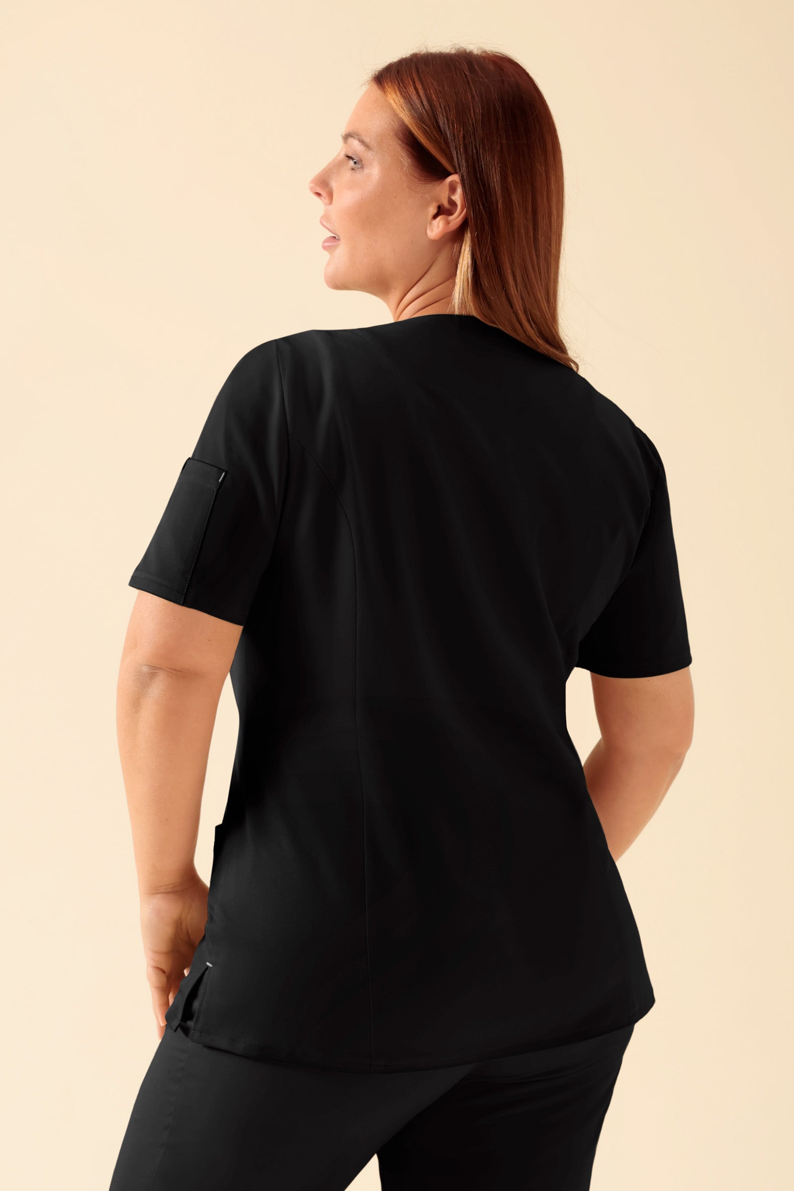 KAERE Kasack Damen - durchgeknöpft schwarz, Rückansicht Das Model ist 173 cm groß und trägt Grösse XL