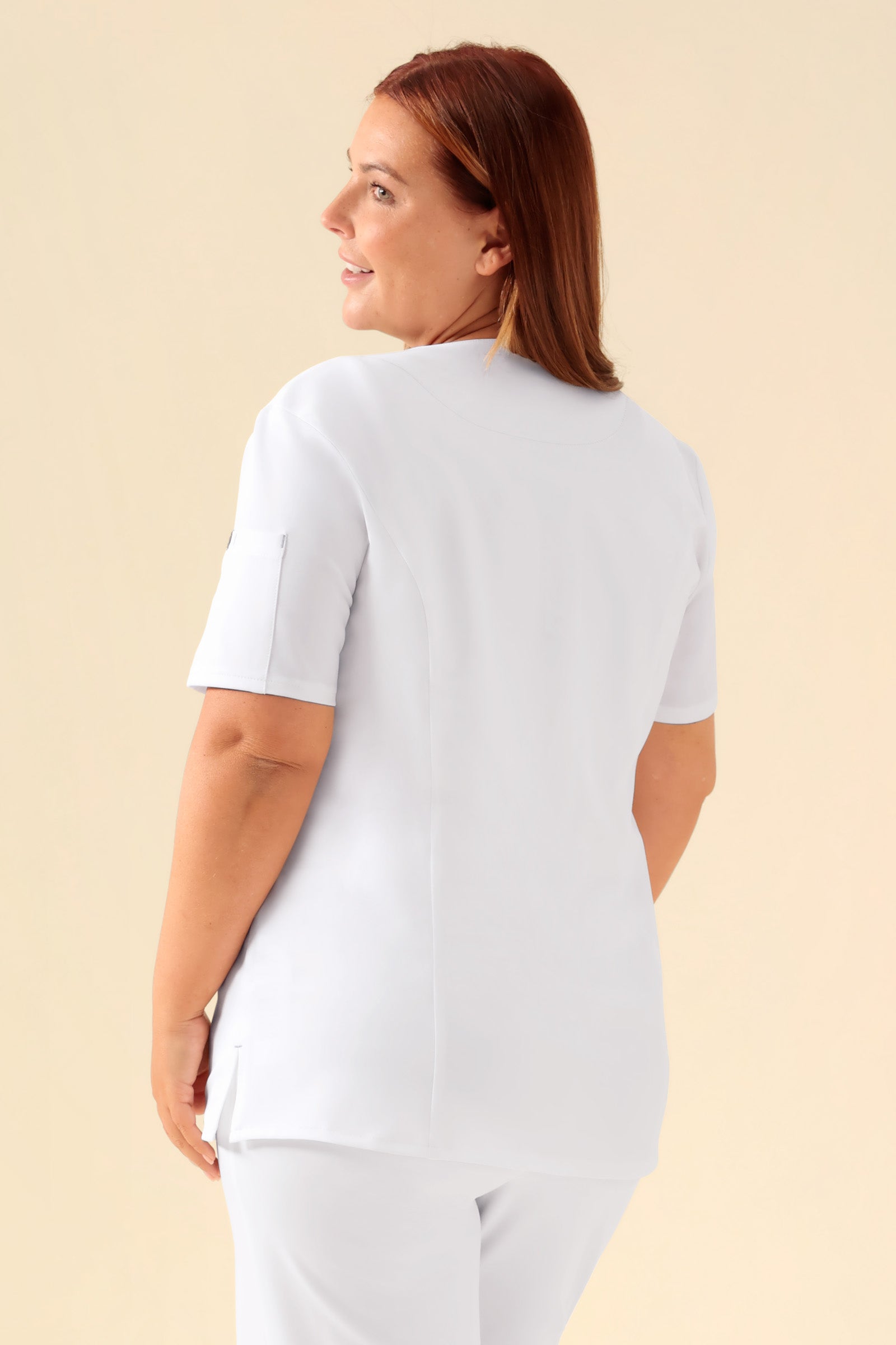 KAERE Kasack Damen - durchgeknöpft weiss, Vue de dos Le mannequin mesure 173 cm et porte la taille XL