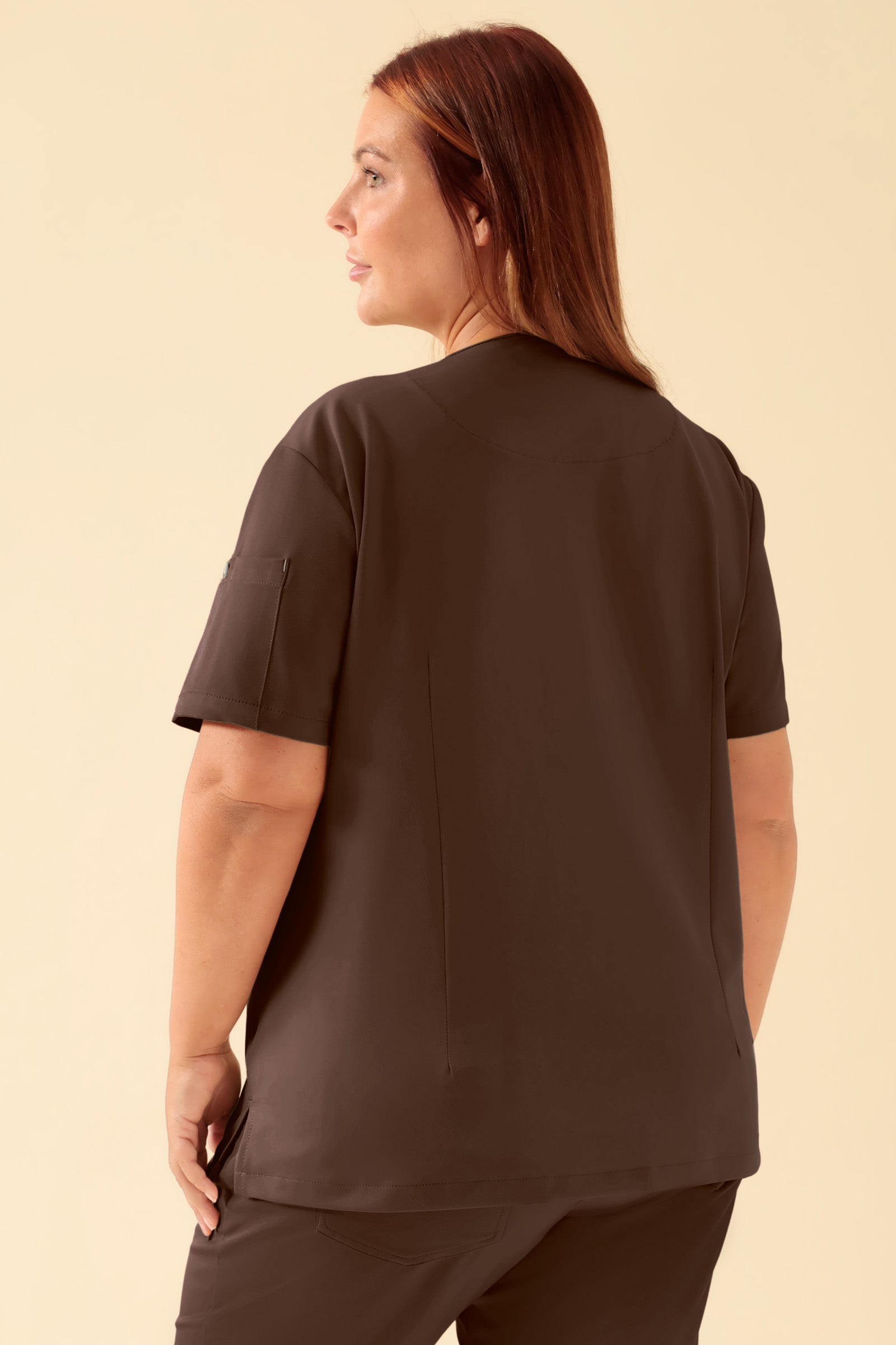 KAERE Schlupfkasack Damen - V-Ausschnitt coffee, Rückansicht Das Model ist 173 cm groß und trägt Grösse XL