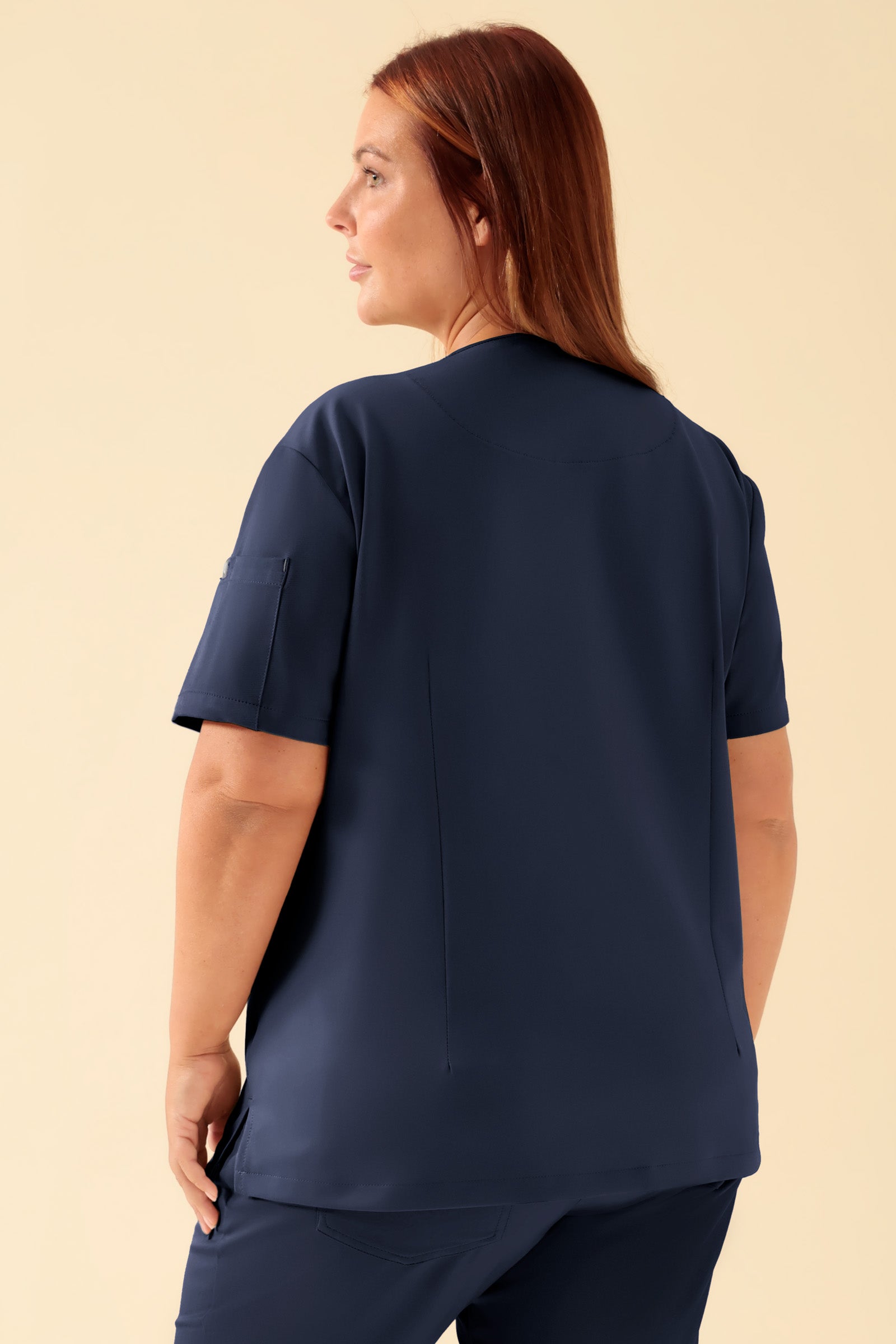 KAERE Schlupfkasack Damen - V-Ausschnitt navy, Rückansicht Das Model ist 173 cm groß und trägt Grösse XL