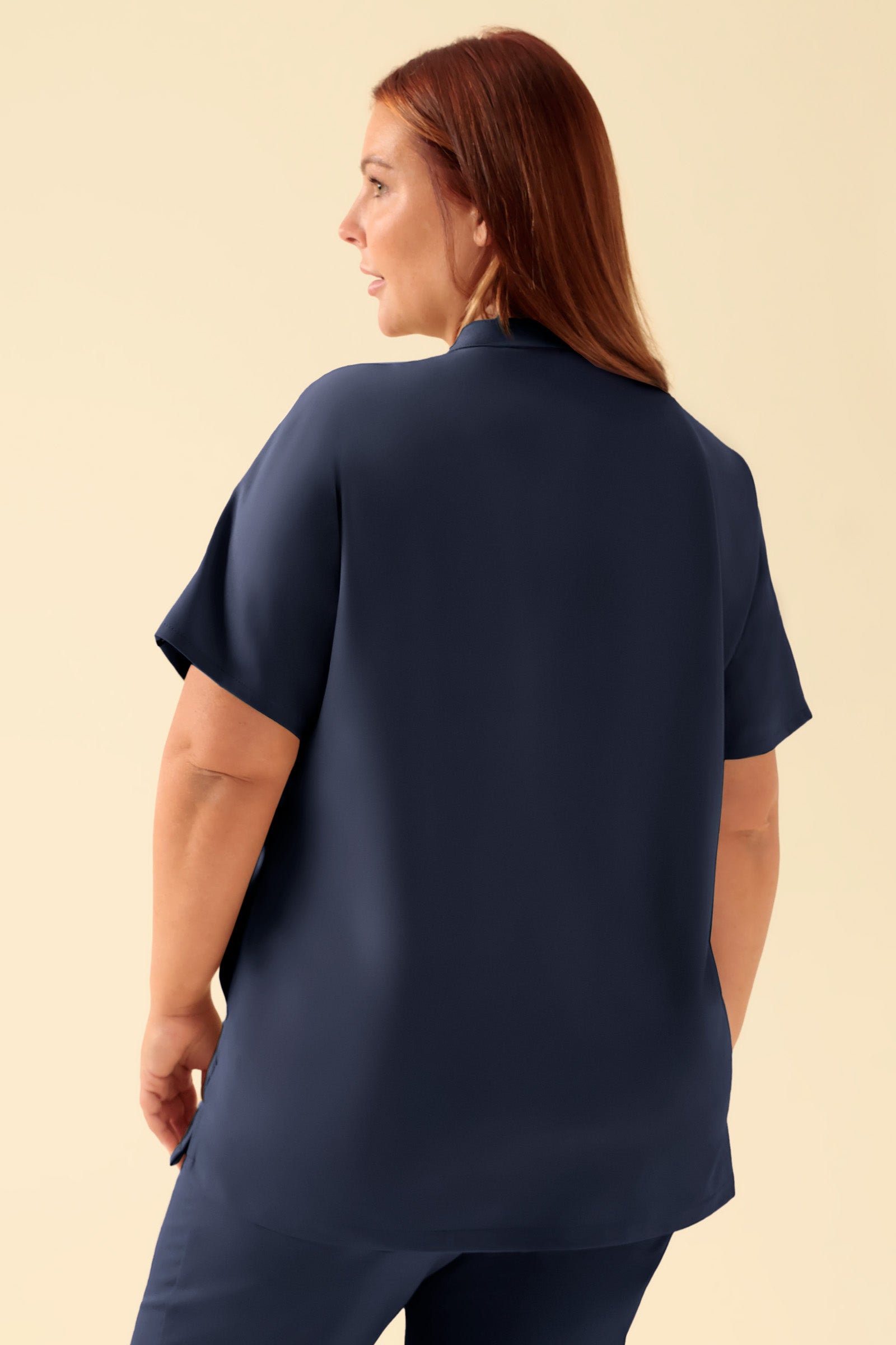 KAERE Schlupfkasack Damen - Stehkragen navy, Rückansicht Das Model ist 173 cm groß und trägt Grösse XL
