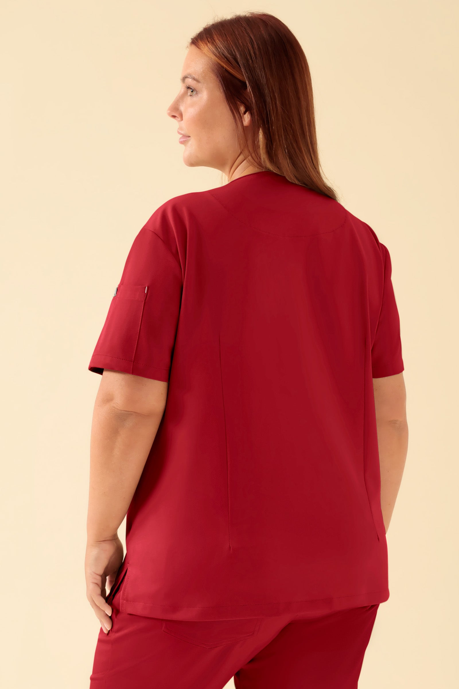KAERE Schlupfkasack Damen - V-Ausschnitt rot, Rückansicht Das Model ist 173 cm groß und trägt Grösse XL