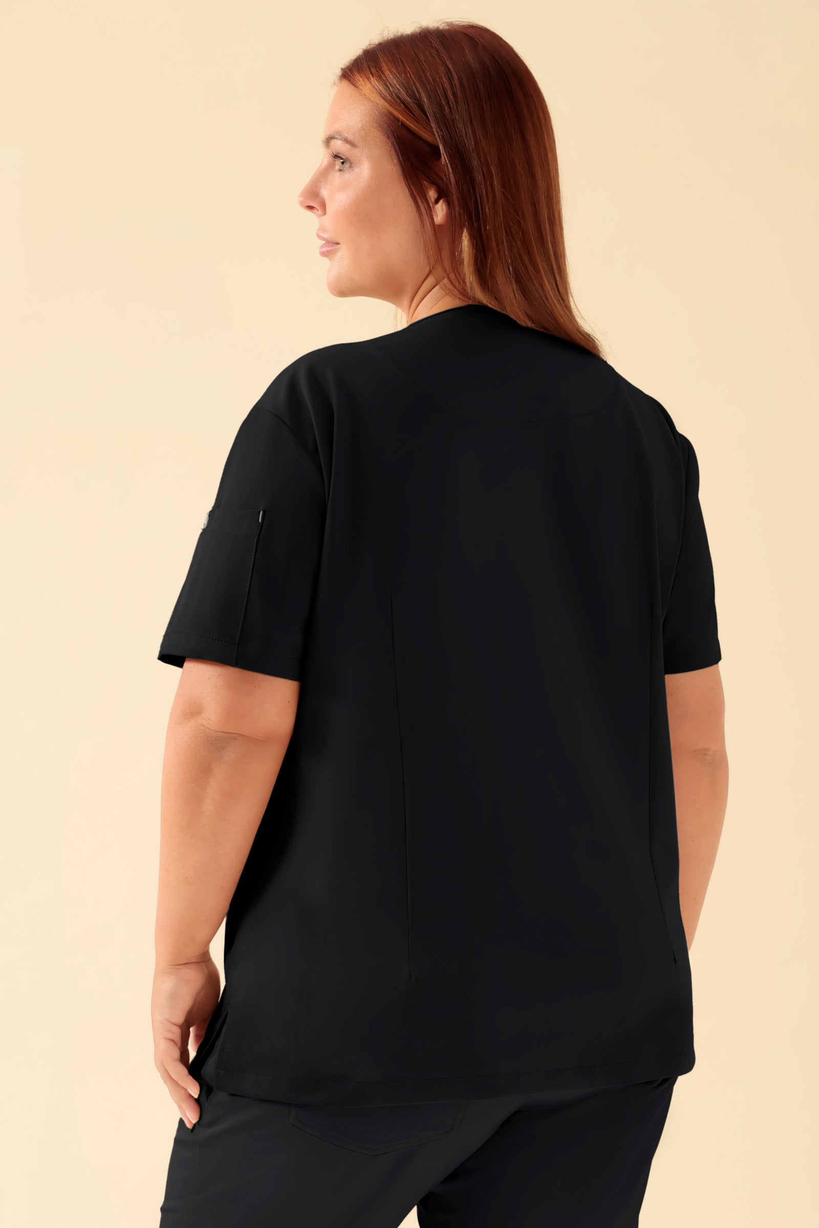 KAERE Schlupfkasack Damen - V-Ausschnitt schwarz, Rückansicht Das Model ist 173 cm groß und trägt Grösse XL