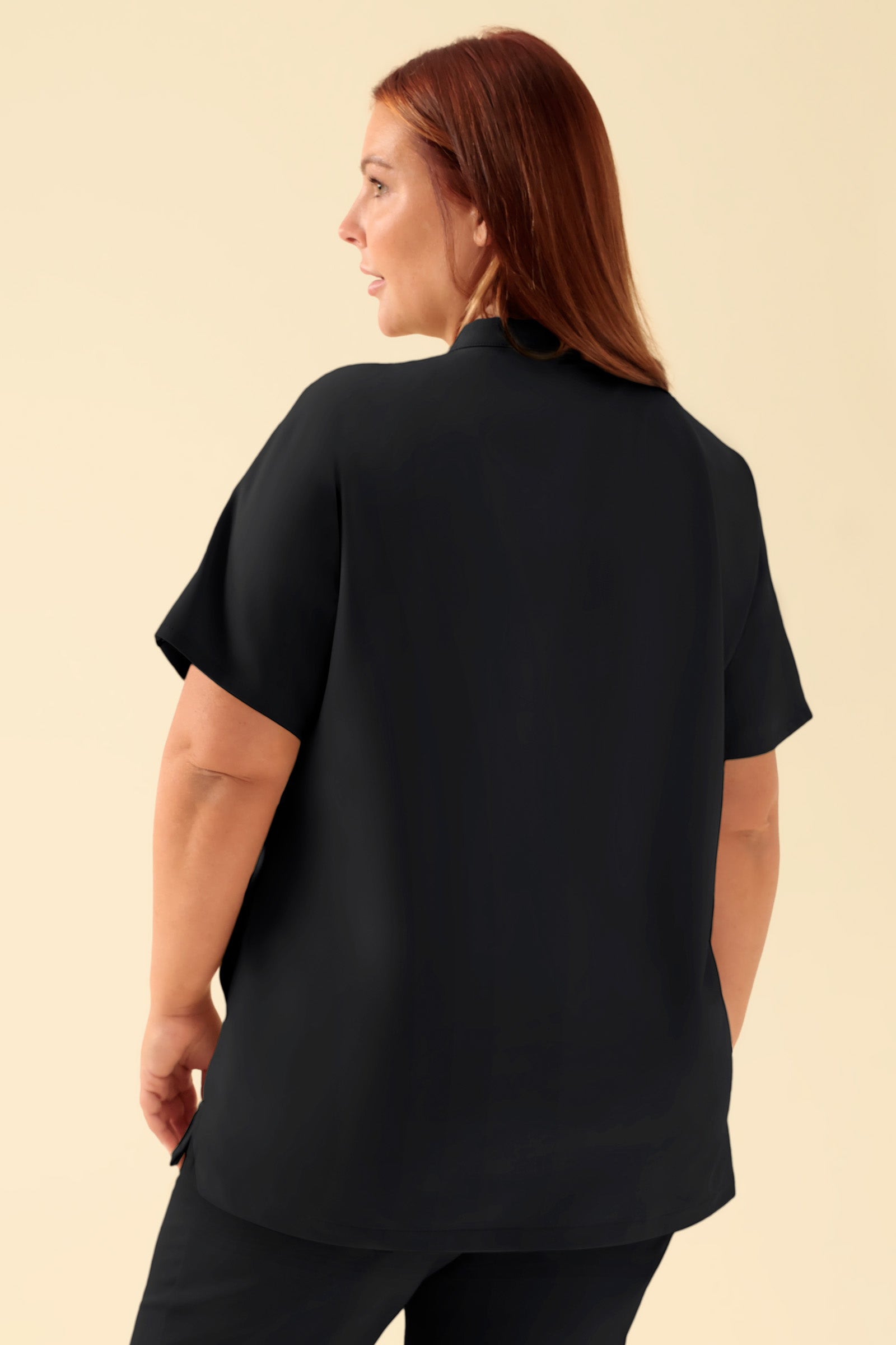 KAERE Schlupfkasack Damen - Stehkragen schwarz, Vue de dos Le mannequin mesure 173 cm et porte la taille XL