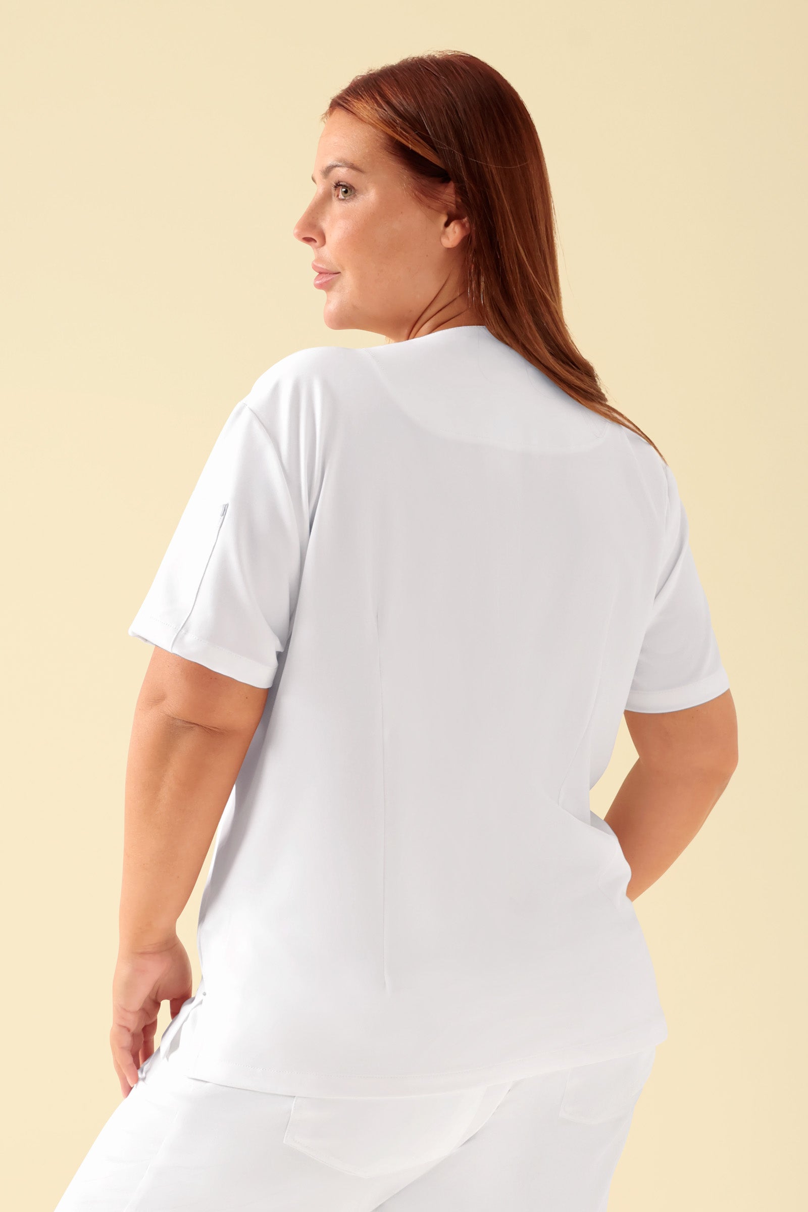 KAERE Schlupfkasack Damen - V-Ausschnitt weiss, Rückansicht Das Model ist 173 cm groß und trägt Grösse XL